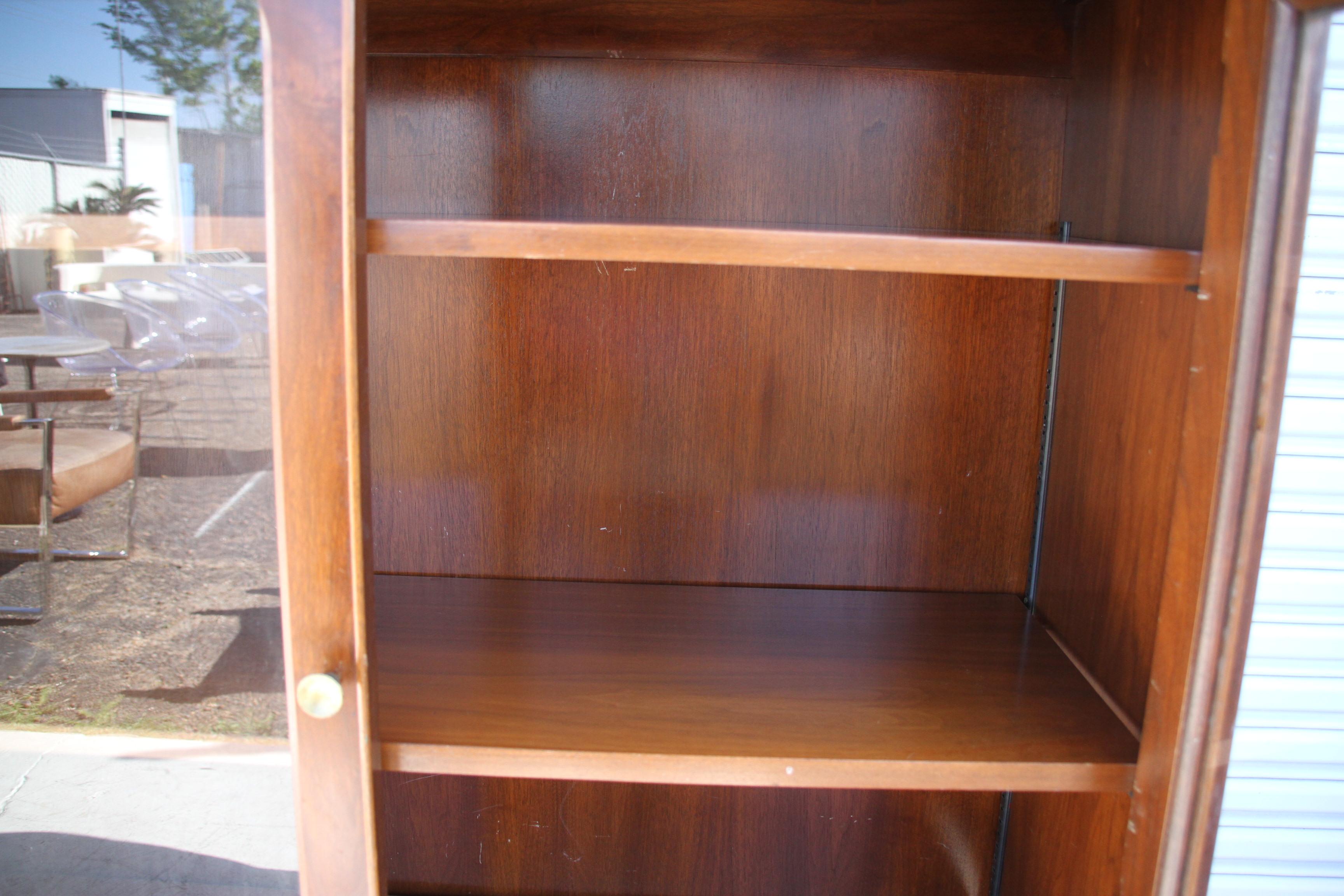 Midcentury Walnut Bookcase In Good Condition For Sale In Pasadena, TX