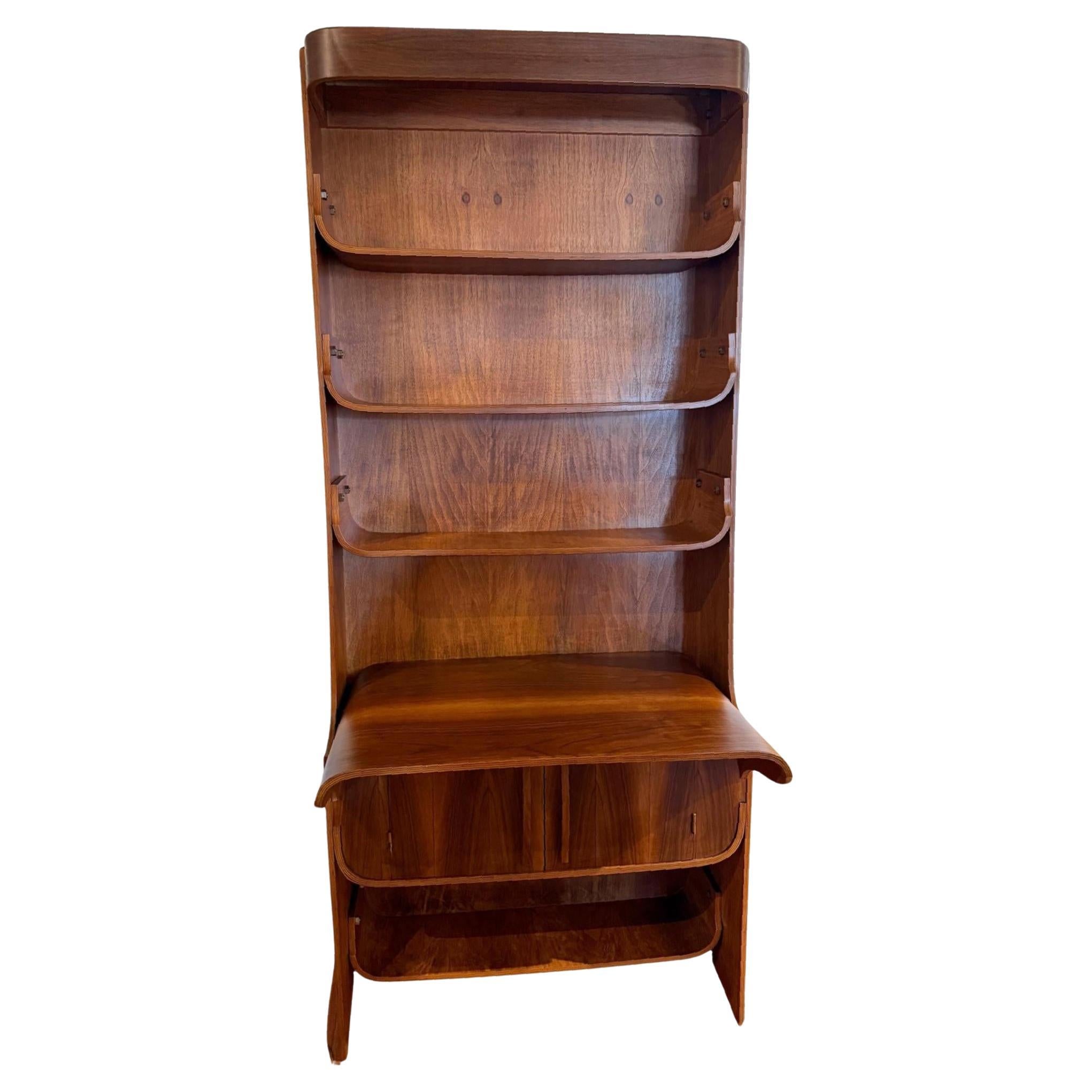 Bibliothèque en noyer du milieu du siècle dans le style Dyrlund