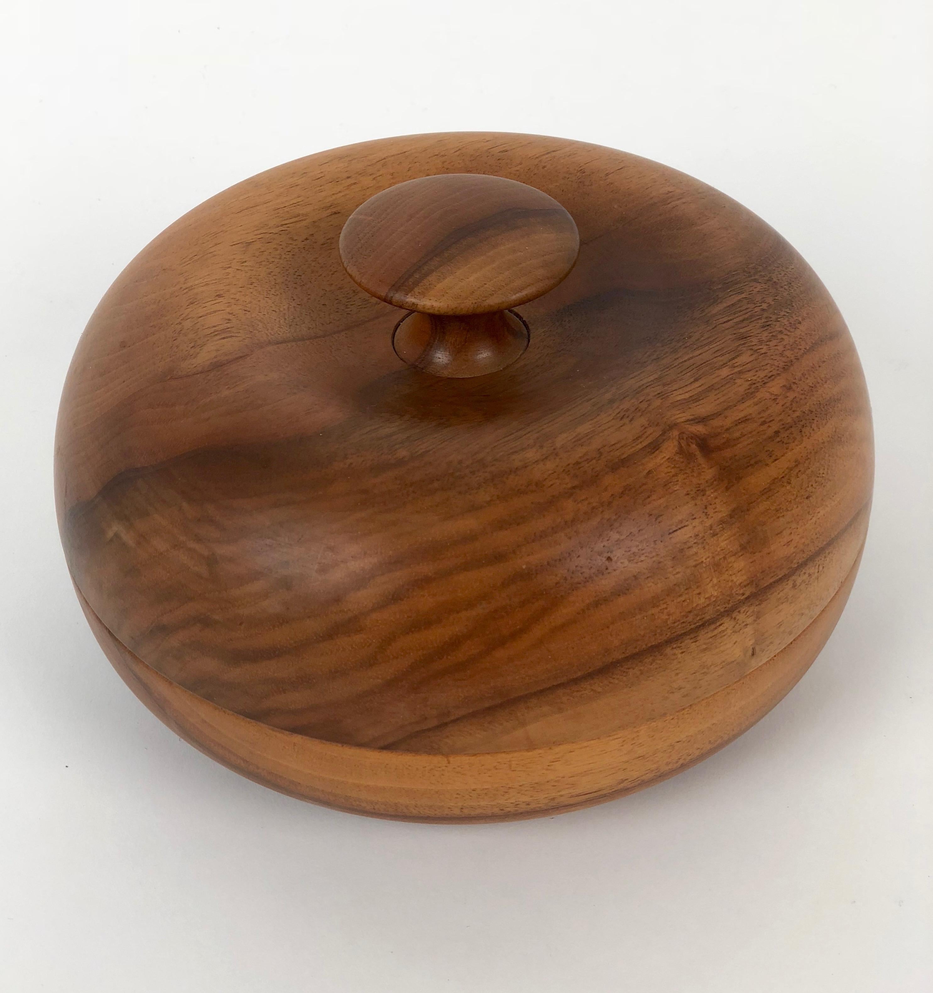 A beautiful mid-century bowl with top made from turned walnut. This complex design is made to perfection. Take your time to explore the photos and discover all the various aspects of the work and how they harmonise.