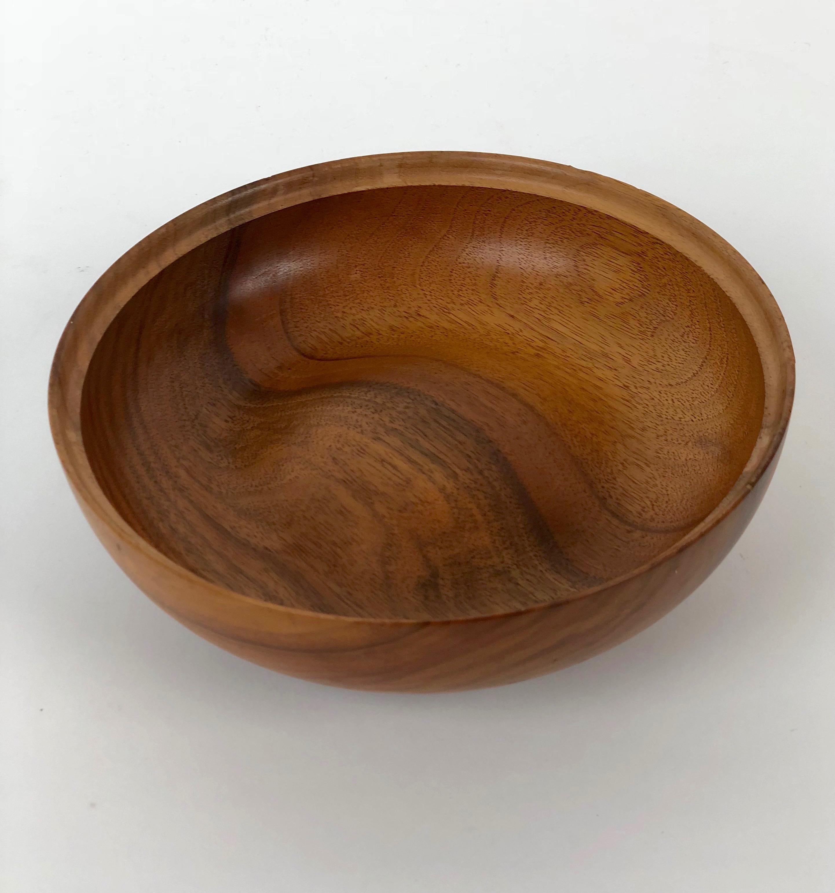 Mid-Century Walnut Bowl from Scandinavia 1960's In Good Condition For Sale In Vienna, Austria