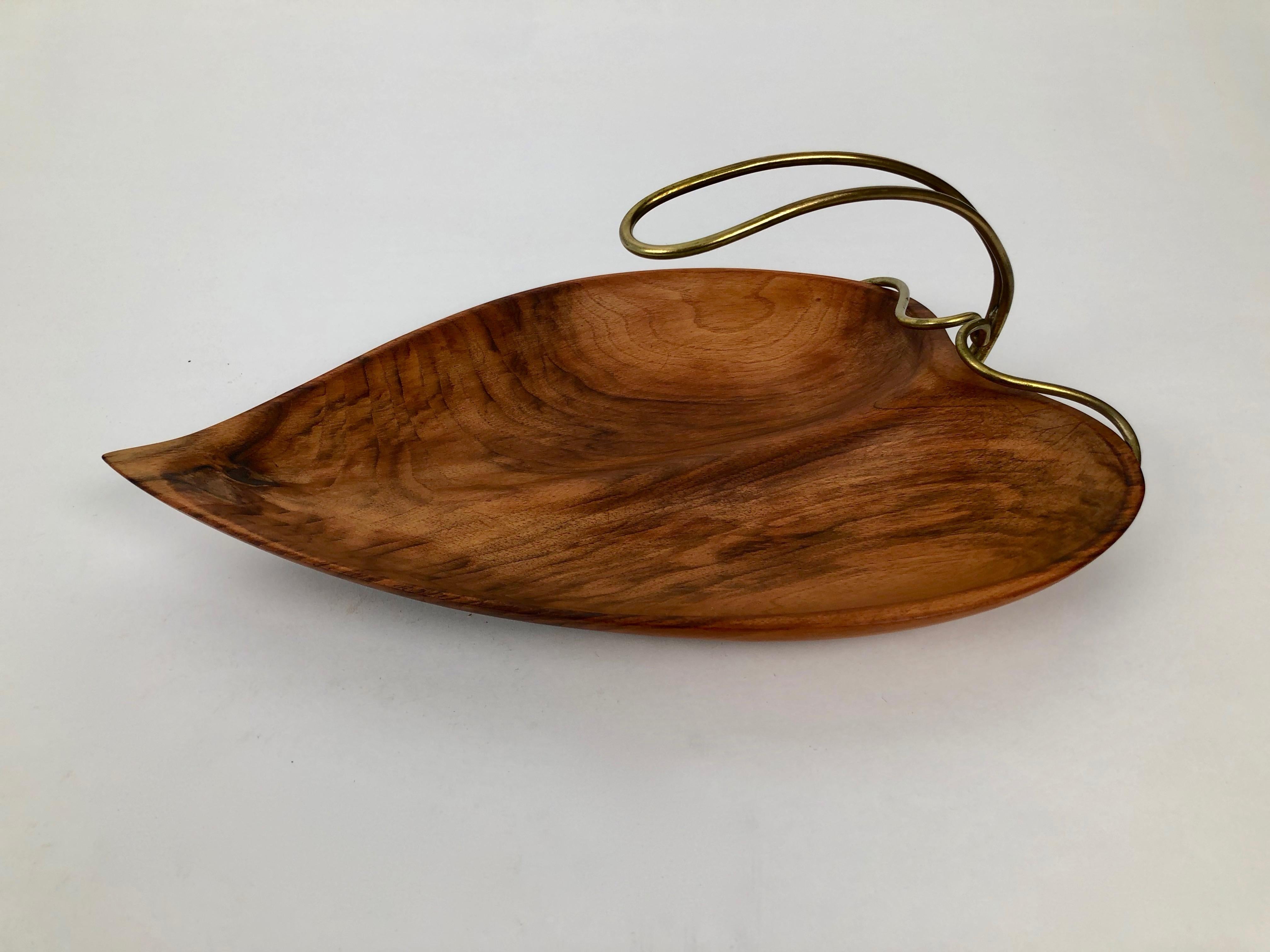 Schale aus Nussbaumholz in Form eines Blattes aus der Mitte des Jahrhunderts, 1950er Jahre, Österreich (Österreichisch) im Angebot
