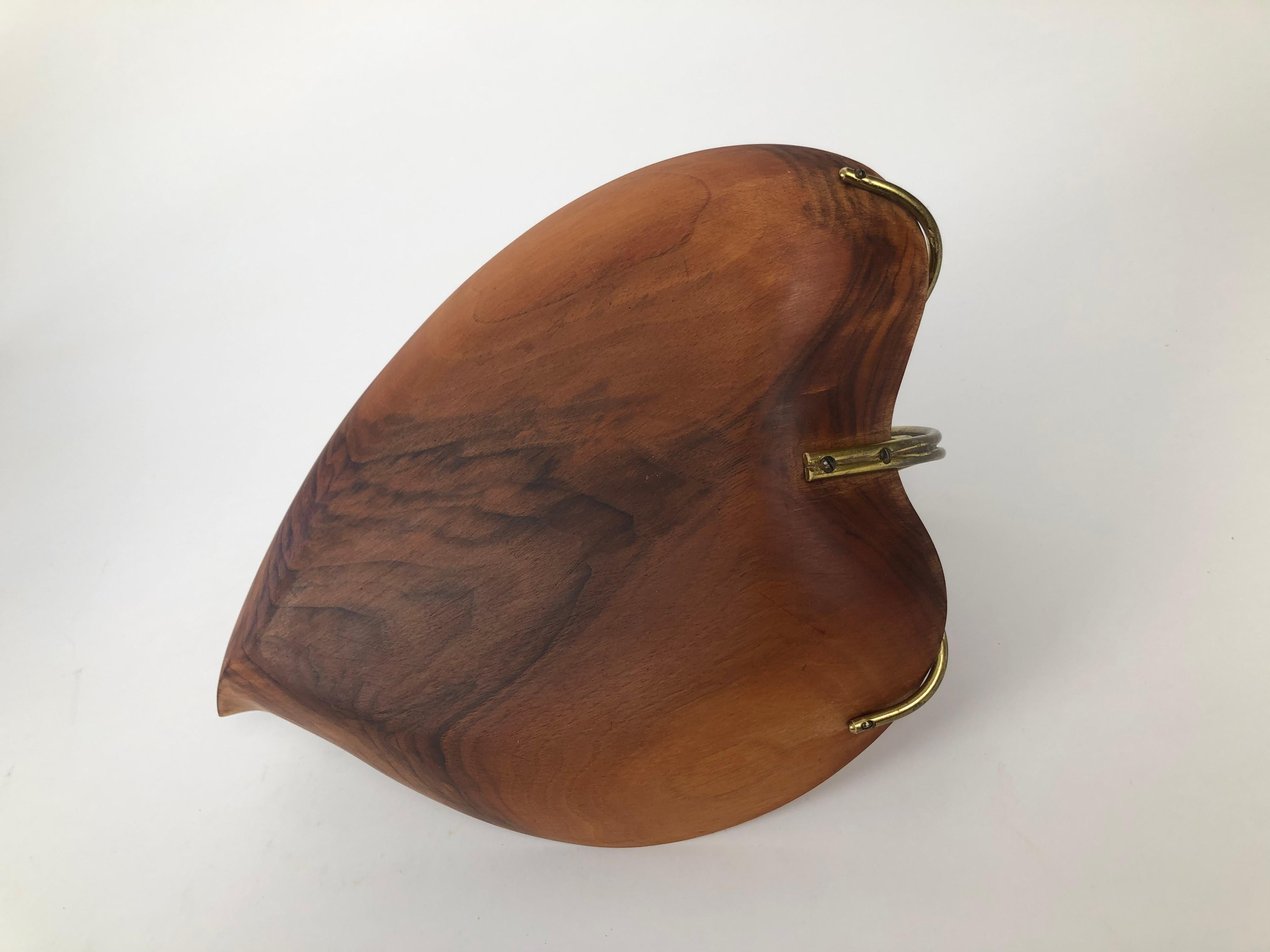 Schale aus Nussbaumholz in Form eines Blattes aus der Mitte des Jahrhunderts, 1950er Jahre, Österreich (20. Jahrhundert) im Angebot