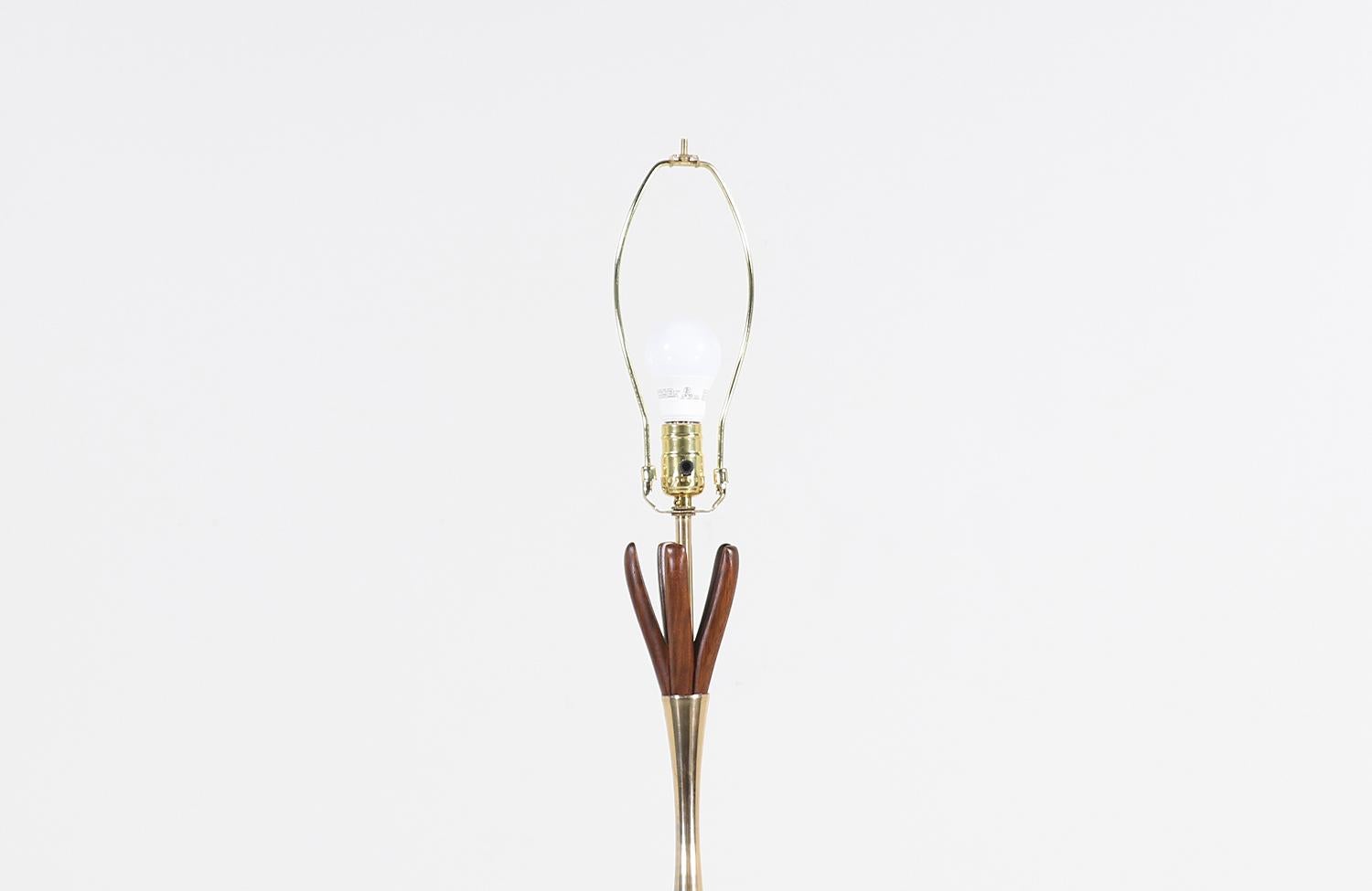 Midcentury Walnut and Brass Sculpted Table Lamp In Excellent Condition In Los Angeles, CA