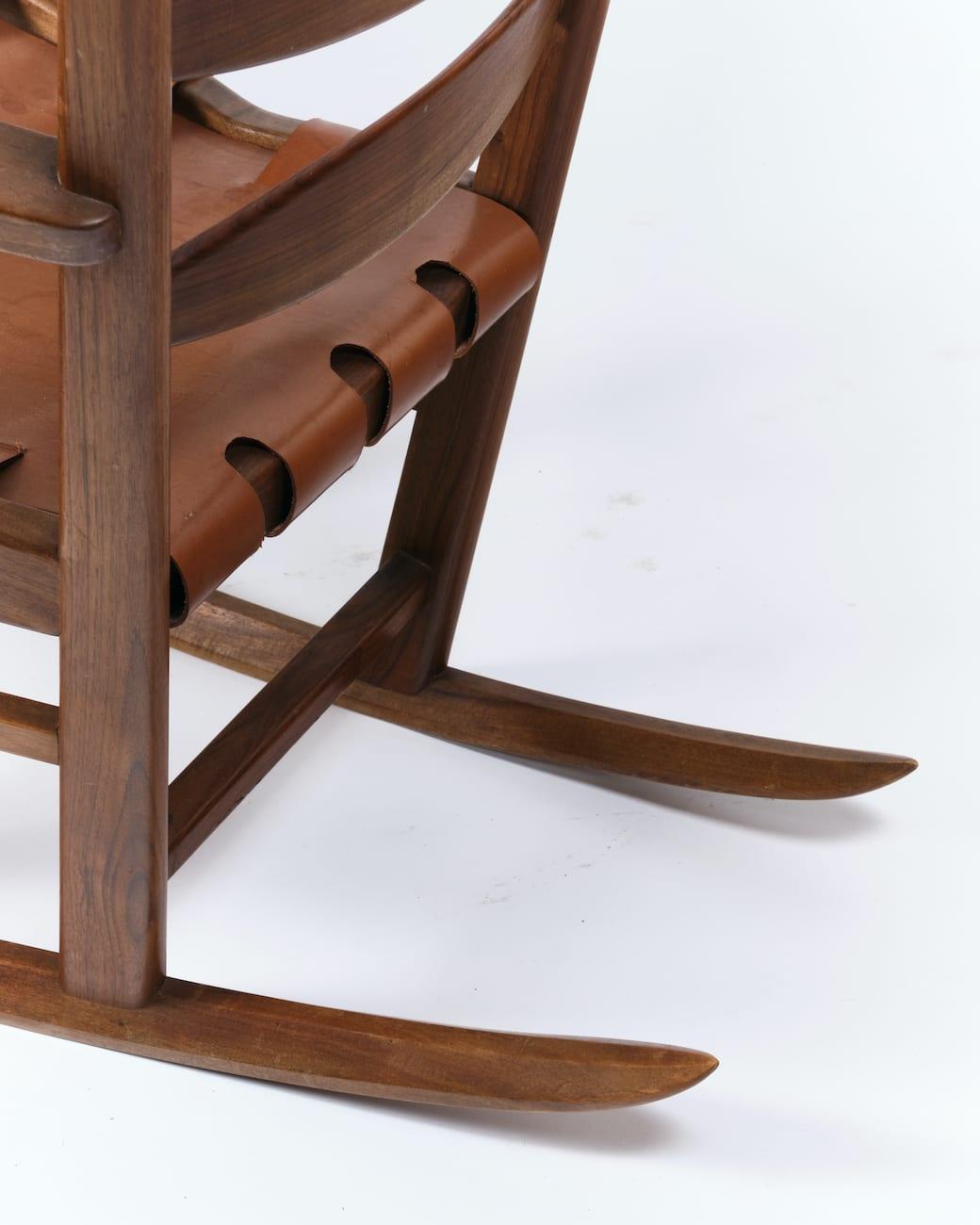 Mid-century Brazilian rocking chair, circa 1950s, in walnut wood, exotic wood and leather. 


Dimensions: H101 x W71 x D84 cm.