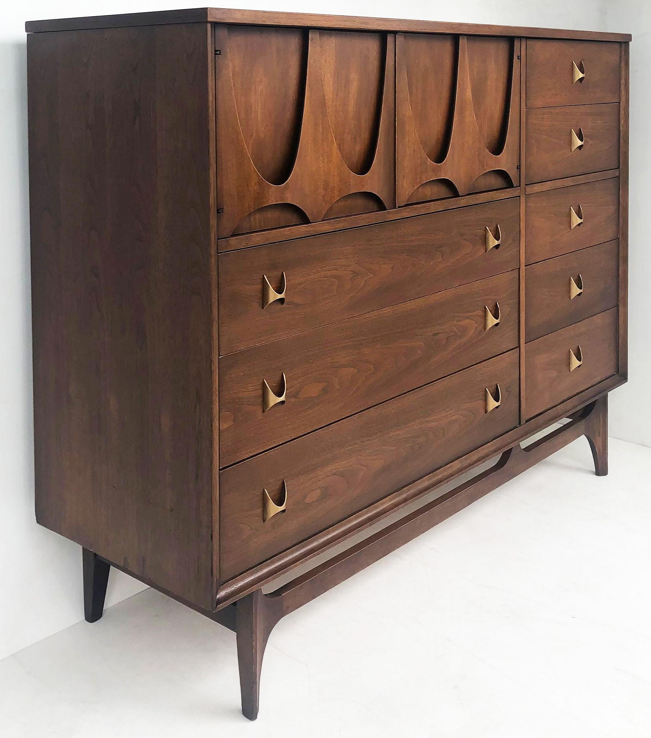 Mid-Century Modern walnut Broyhill Brasilia Magna chest, 1962

Offered for sale is a Mid-Century Modern walnut Broyhill Premier Brasilia 