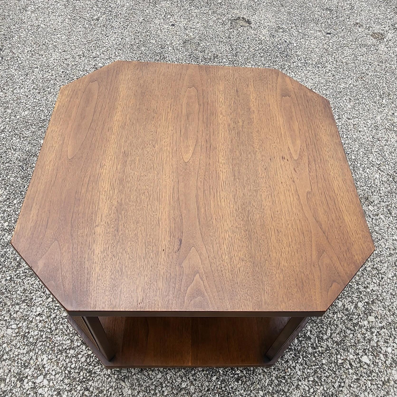 Mid-Century Walnut Broyhill Premier side table with caning In Good Condition For Sale In Bay City, MI