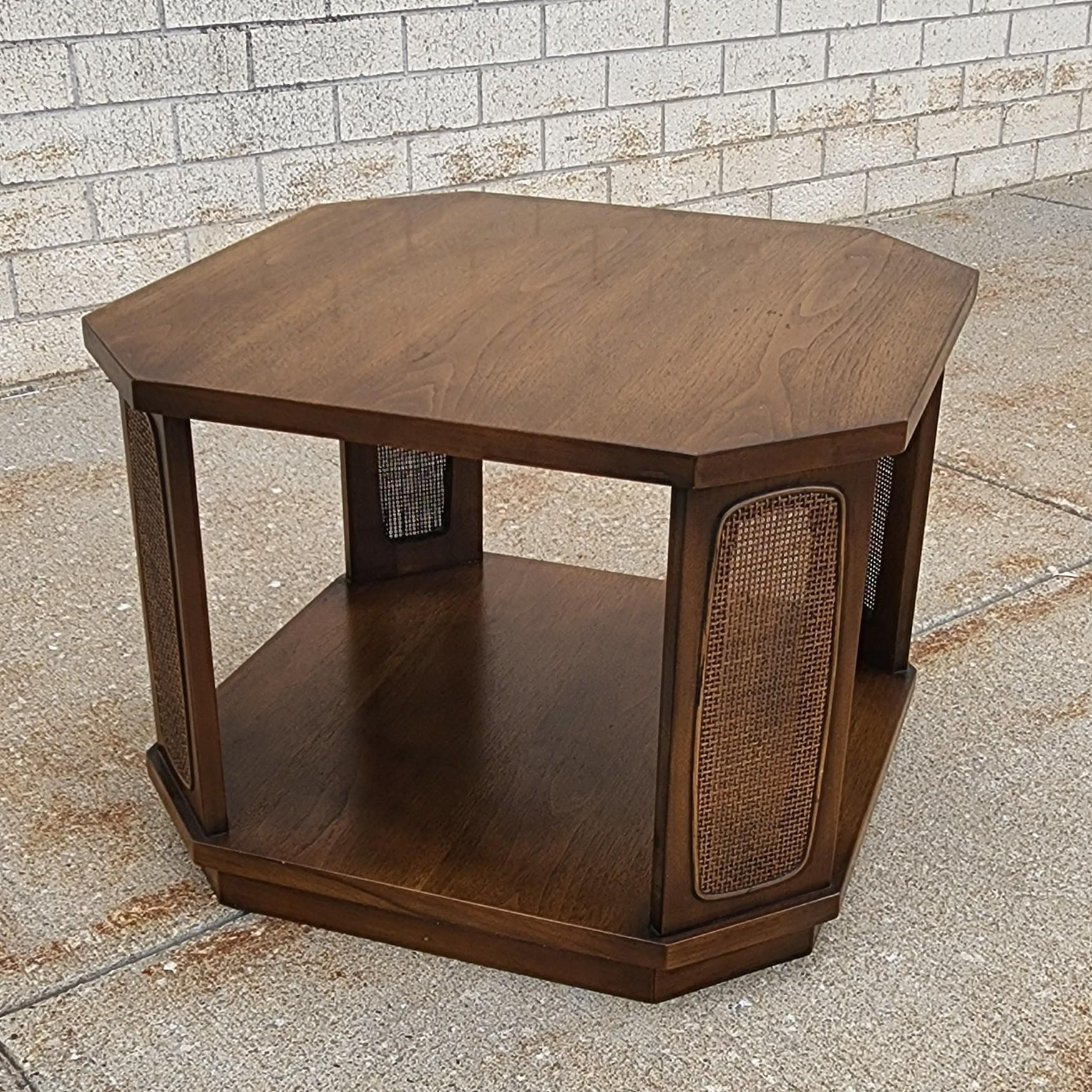 Mid-Century Walnut Broyhill Premier side table with caning In Good Condition For Sale In Bay City, MI