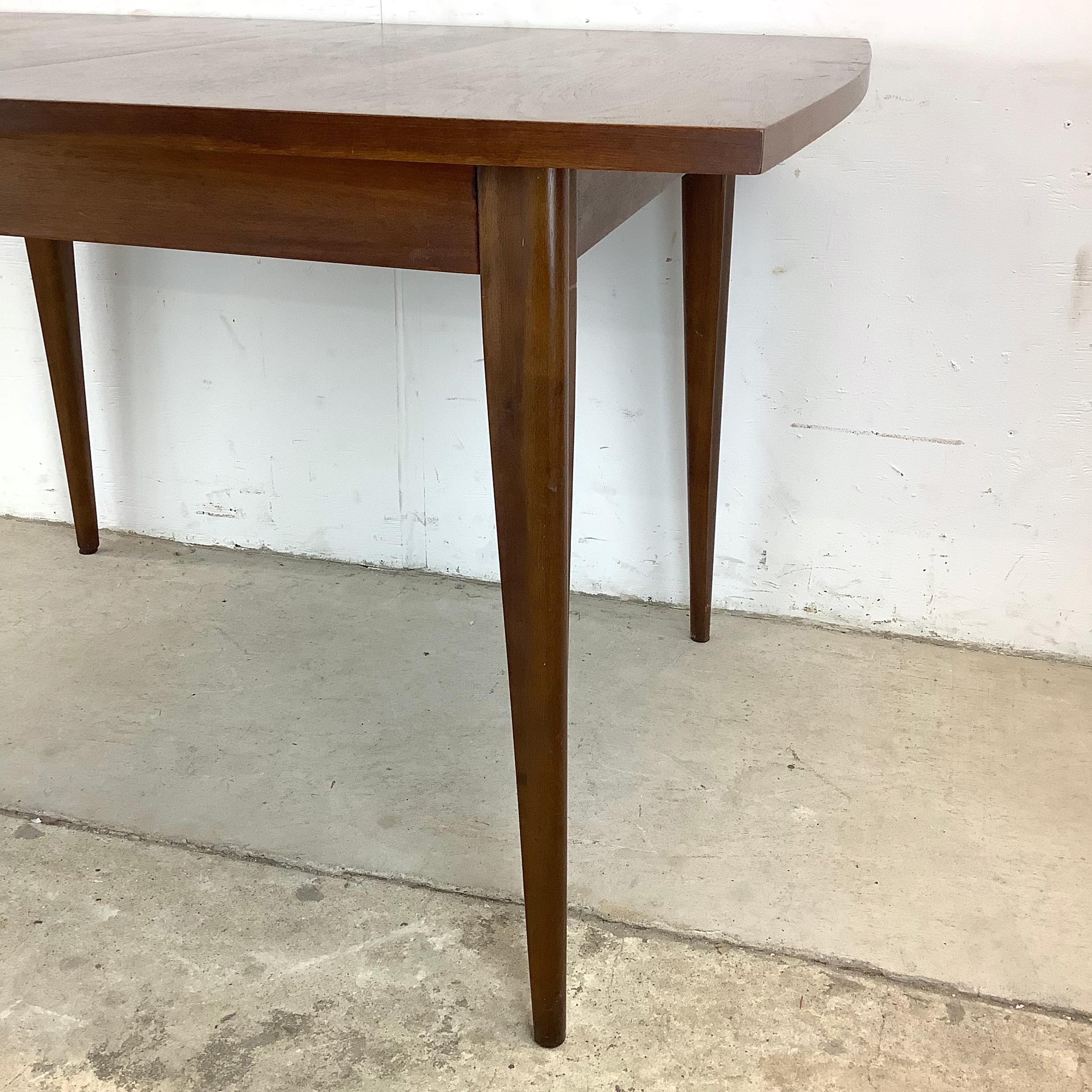 Mid-Century Walnut Broyhill Saga Dining Table With Leaf In Good Condition For Sale In Trenton, NJ