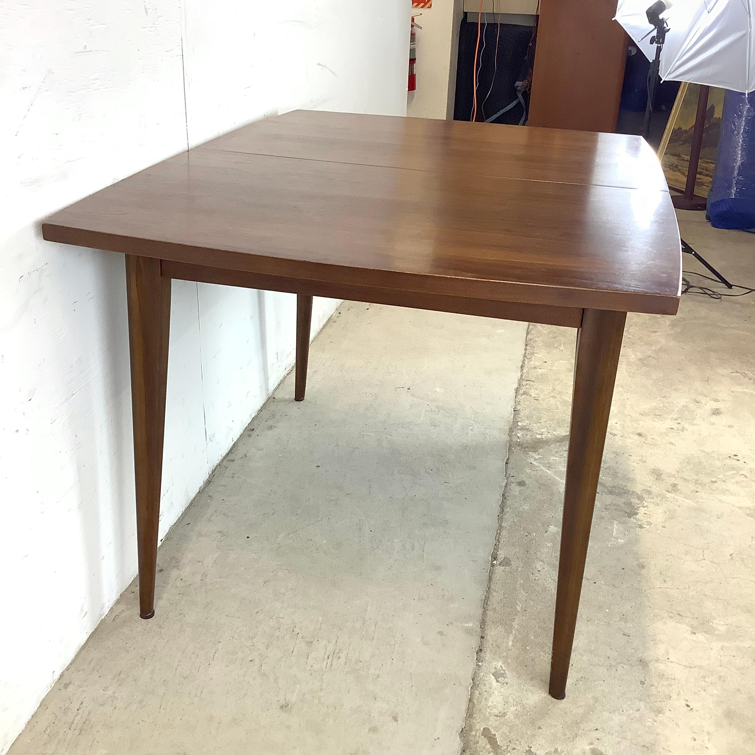 Mid-Century Walnut Broyhill Saga Dining Table With Leaf In Good Condition For Sale In Trenton, NJ