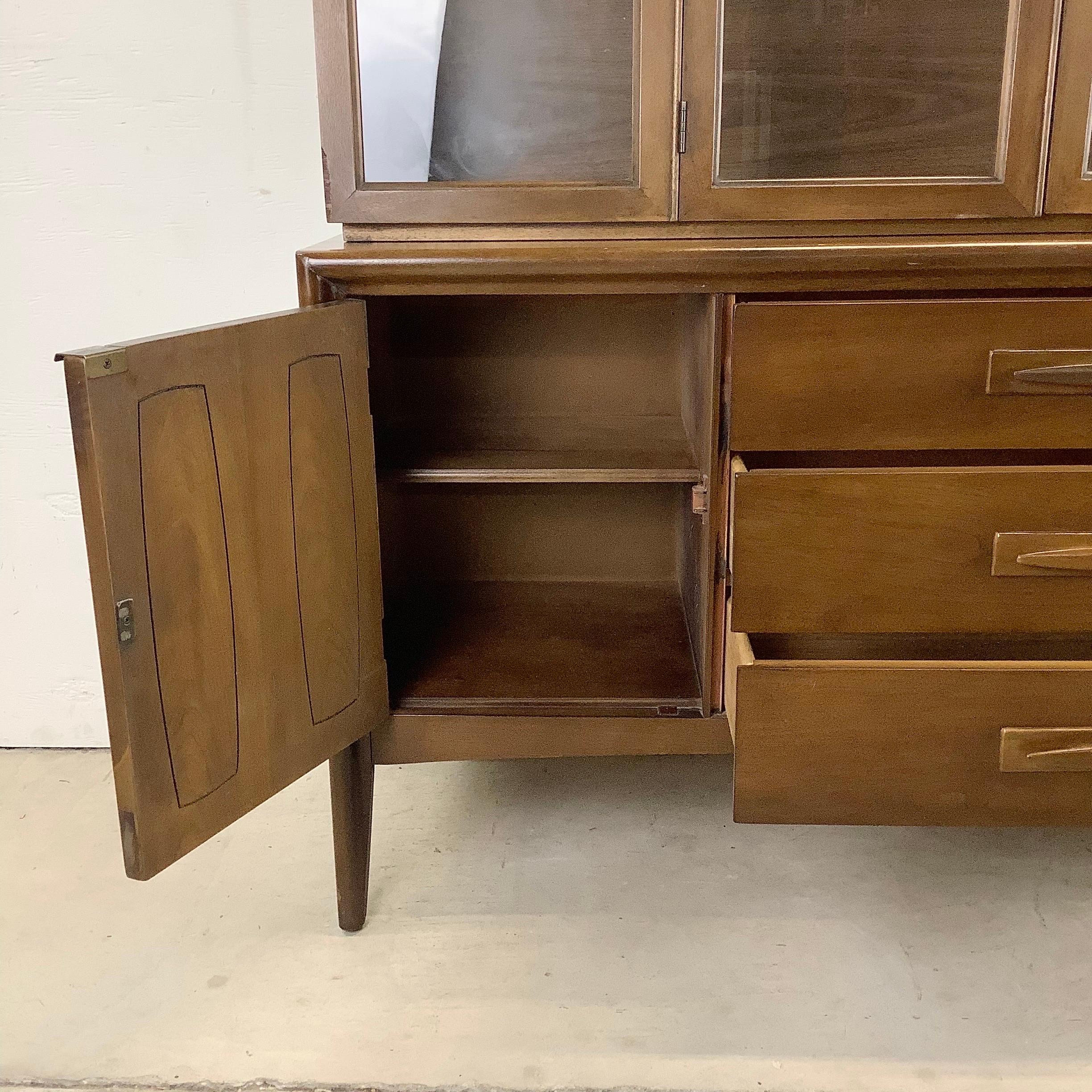 Midcentury Walnut Broyhill Sideboard with Display Cabinet In Good Condition In Trenton, NJ