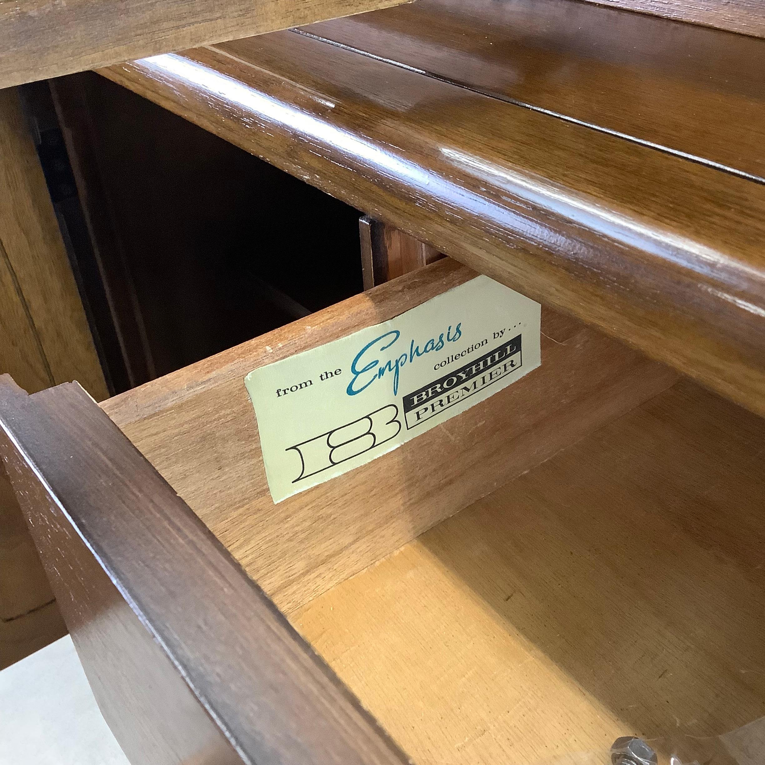 Mid-Century Walnut Broyhill Sideboard with Display Cabinet In Good Condition In Trenton, NJ