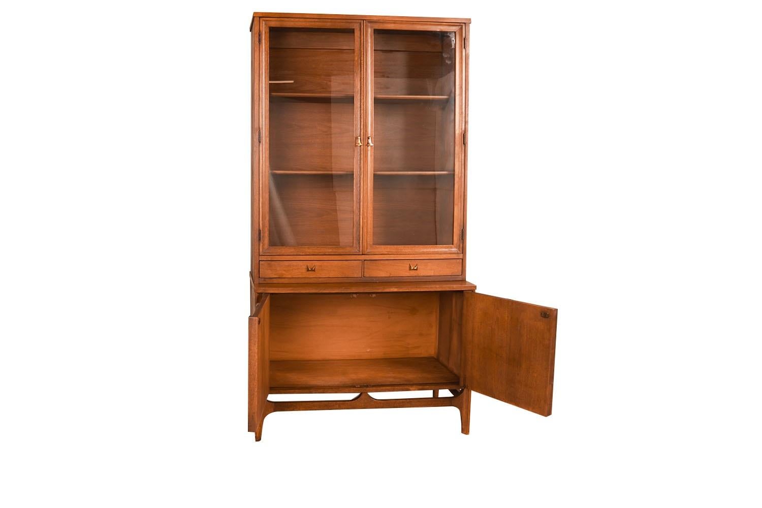 Beautiful, retro Mid-Century Modern detailed proportioned walnut Broyhill Brasilia buffet China cabinet with detachable hutch in great original condition. Hutch top lifts off the lower cabinet. The upper portion features a cabinet with convenient