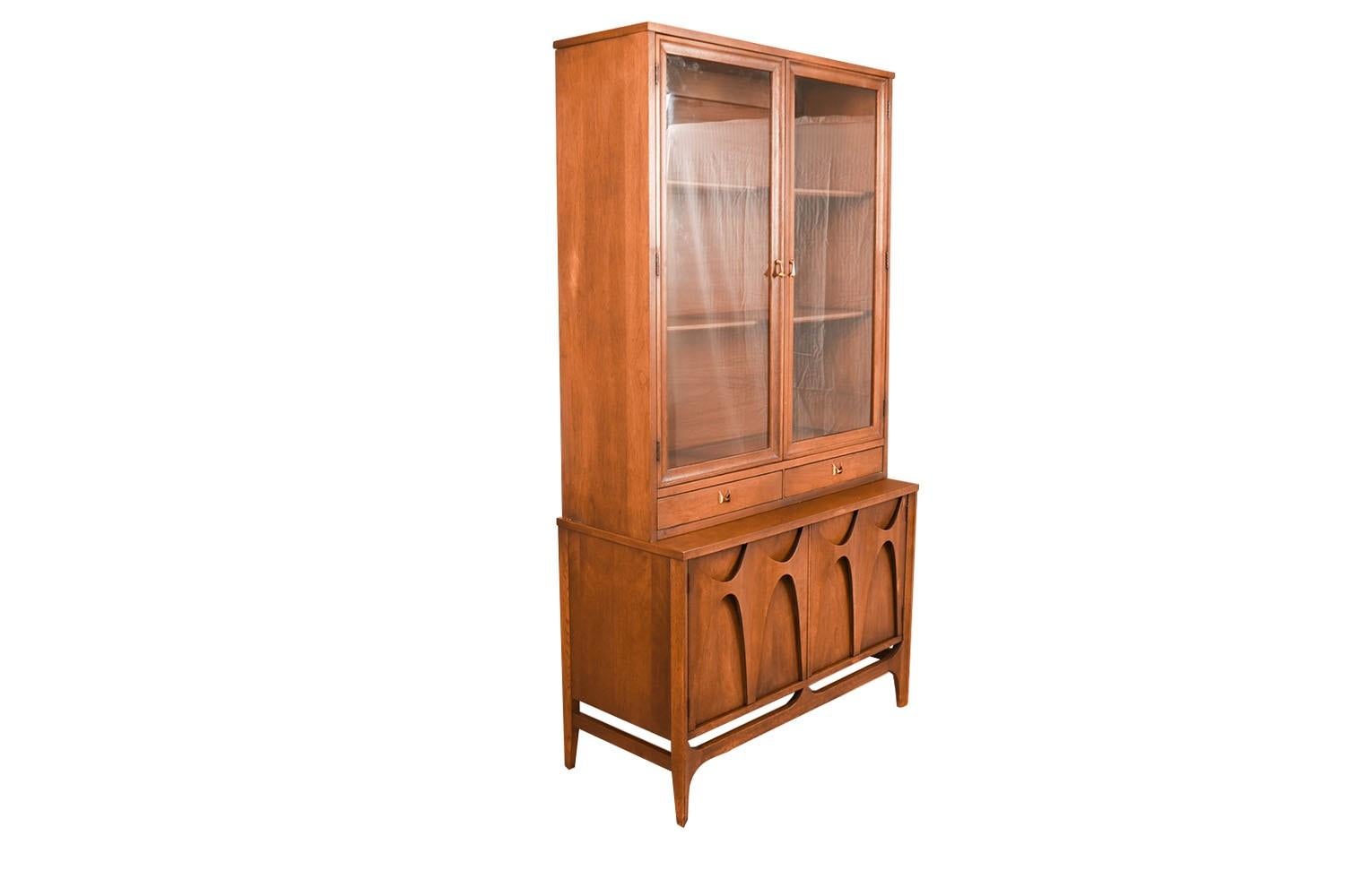 Mid-Century Walnut Buffet China Cabinet Broyhill Brasilia  In Good Condition For Sale In Baltimore, MD