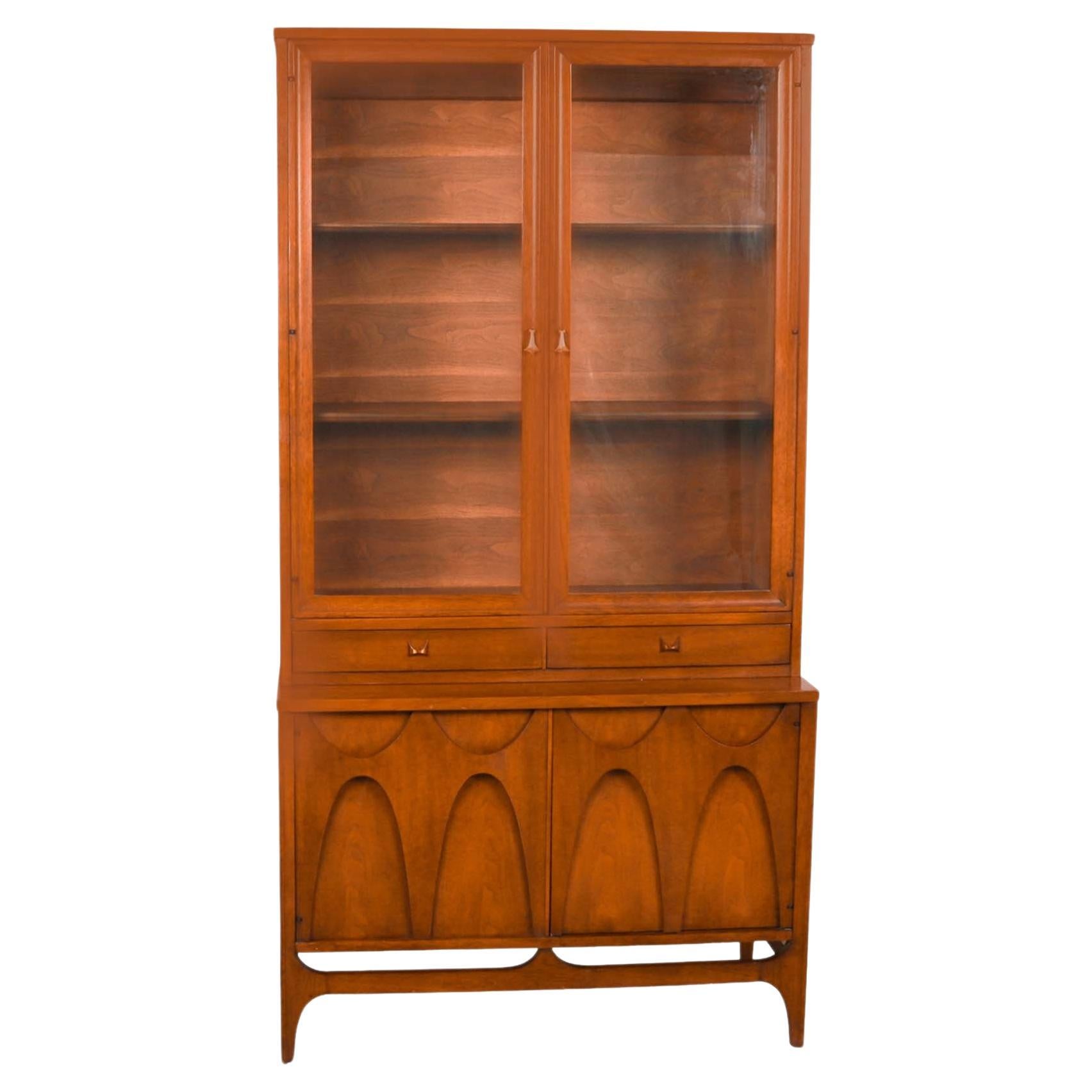 Armadietto in noce a buffet del metà del secolo Broyhill Brasilia in vendita