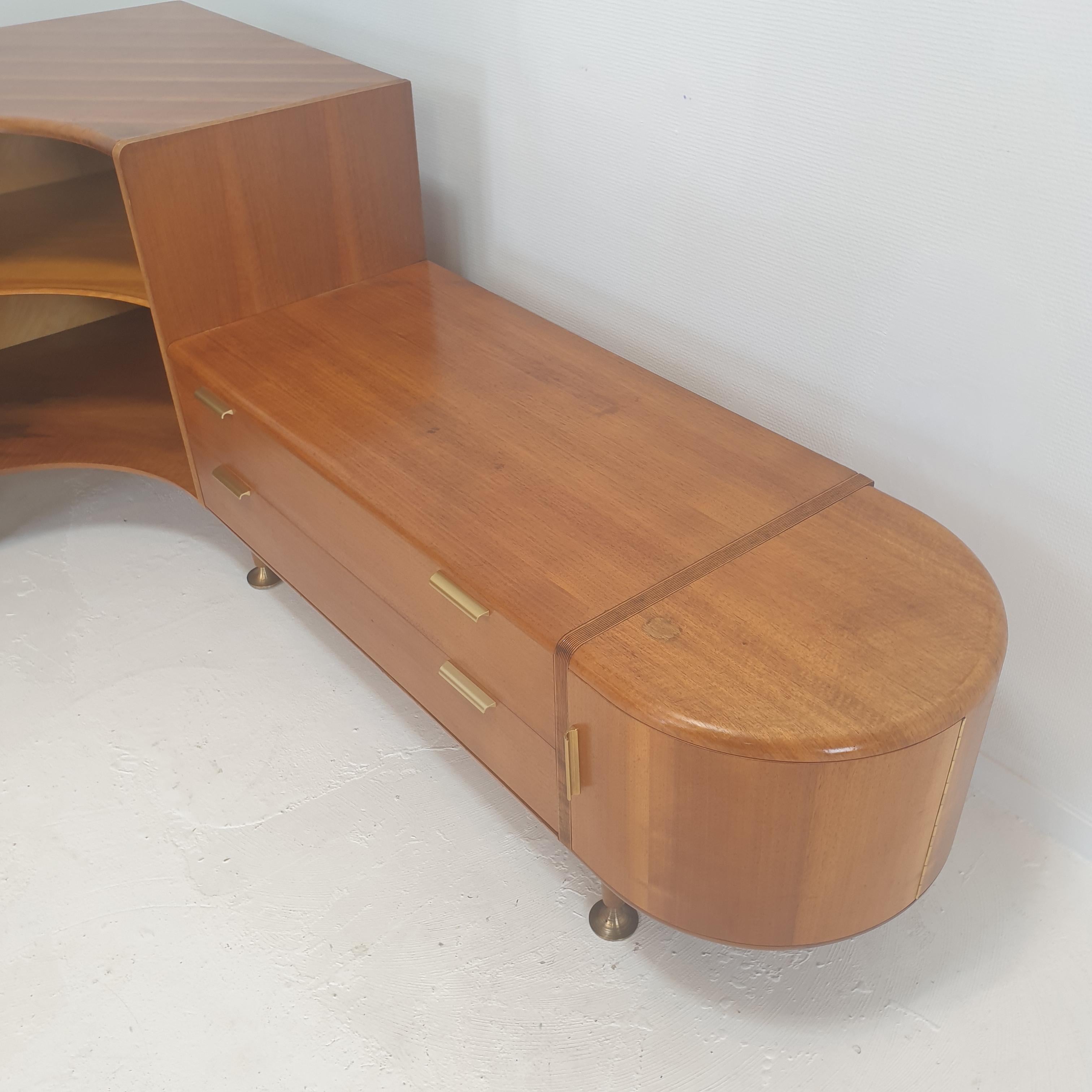 Mid-Century-Schrank und Sideboard aus Nussbaumholz von A.A. Für Zijlstra, 1950er Jahre, „Maulwurf“ im Angebot 1