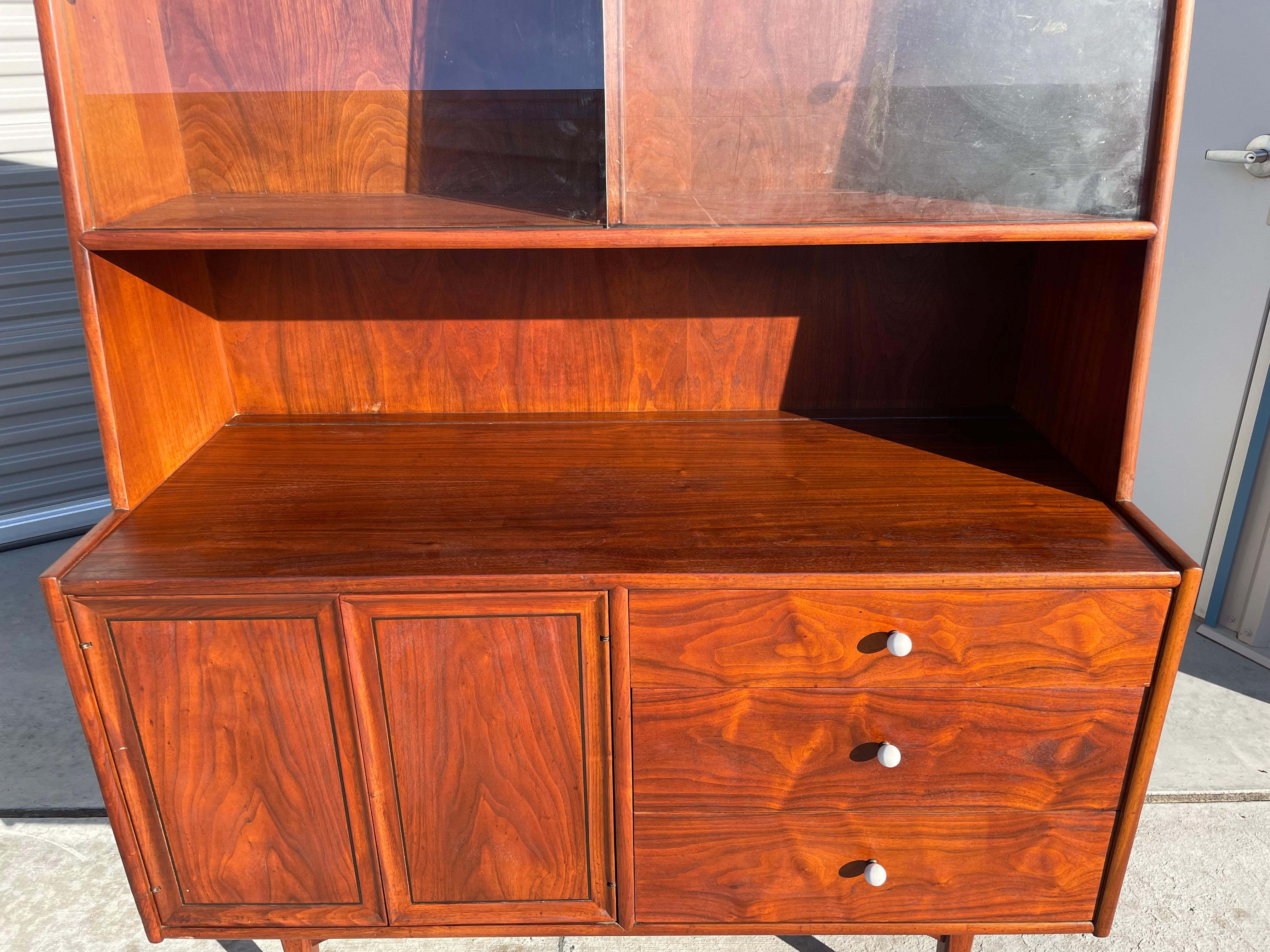 Mid-Century Modern Meuble de rangement en noyer du milieu du siècle de Kipp Stewart pour Drexel en vente