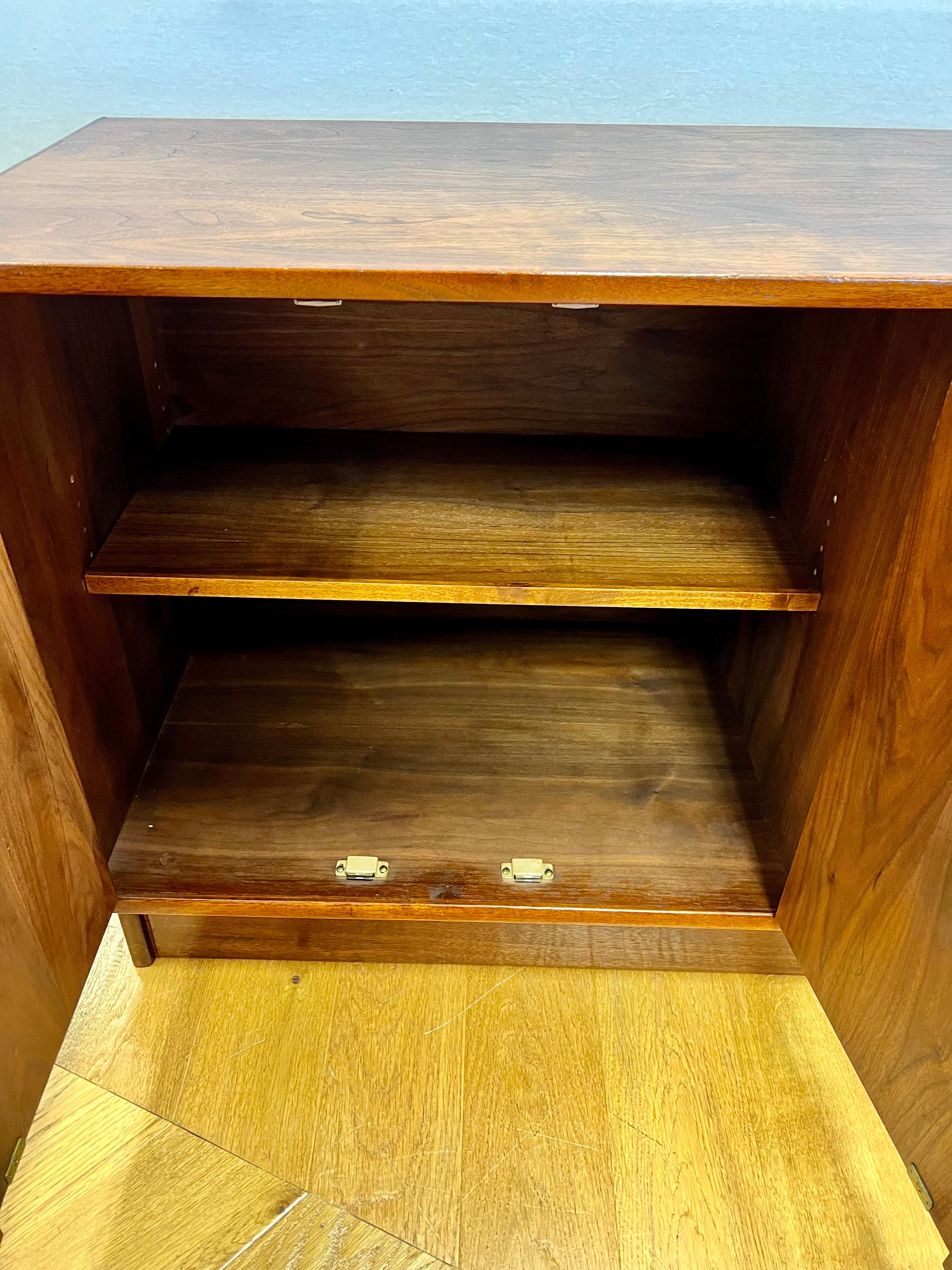 Mid Century Walnut Cabinet Credenza Sideboard Buffet Bar by Foster-McDavid USA In Good Condition In West Hartford, CT