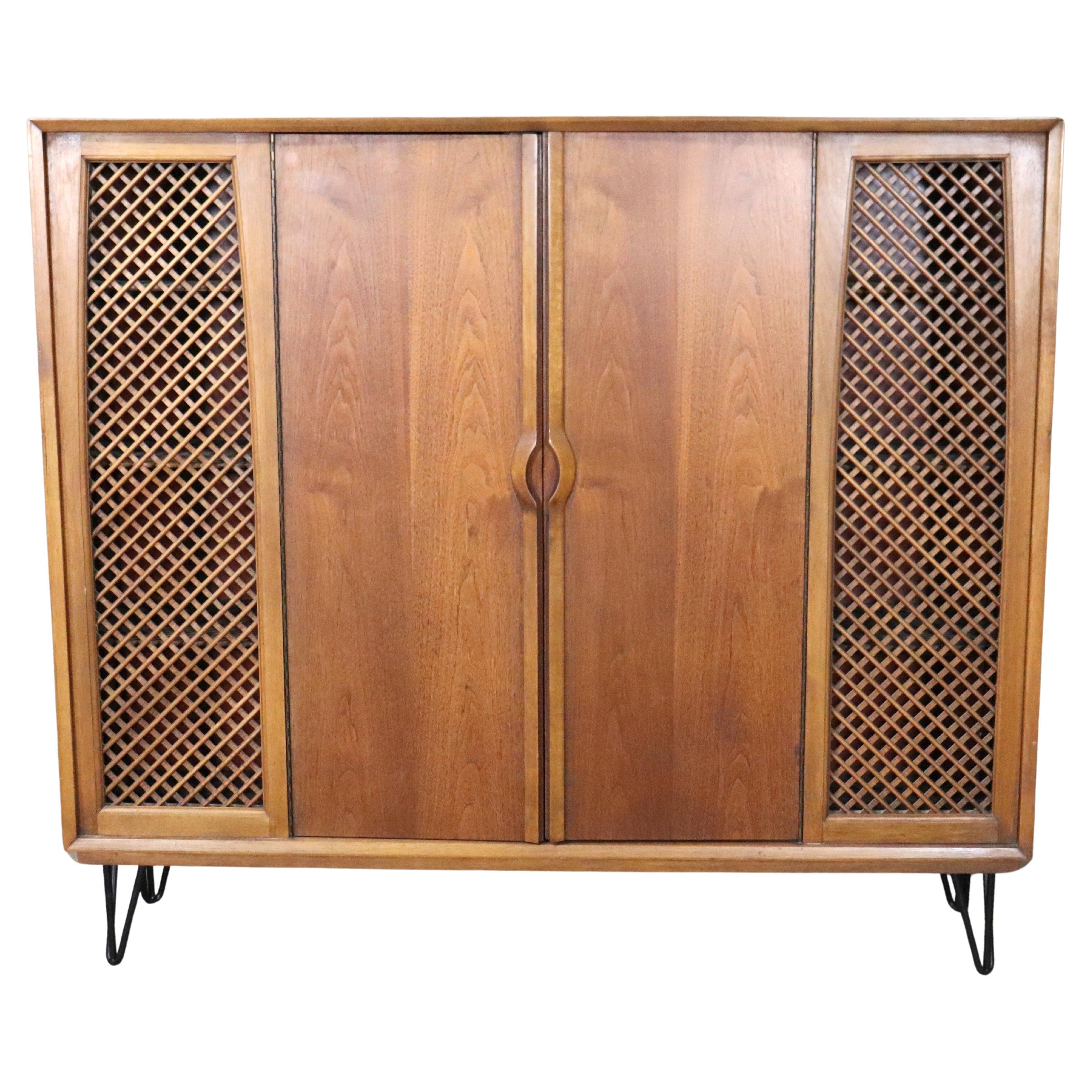 Armoire en noyer du milieu du siècle