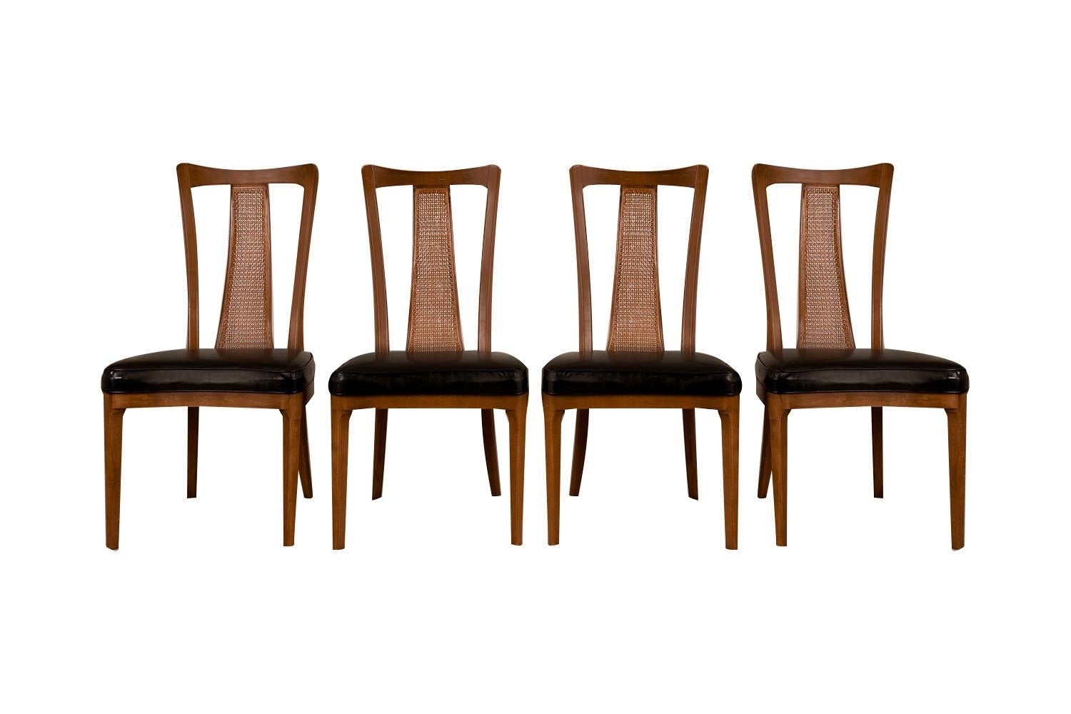 Splendido set di sei bellissime sedie da pranzo in legno di noce del Mid-Century Modern, due poltrone e quattro sedie laterali. Le bellissime cornici in noce sono caratterizzate da uno stile moderno e da un bellissimo design. Schienali alti