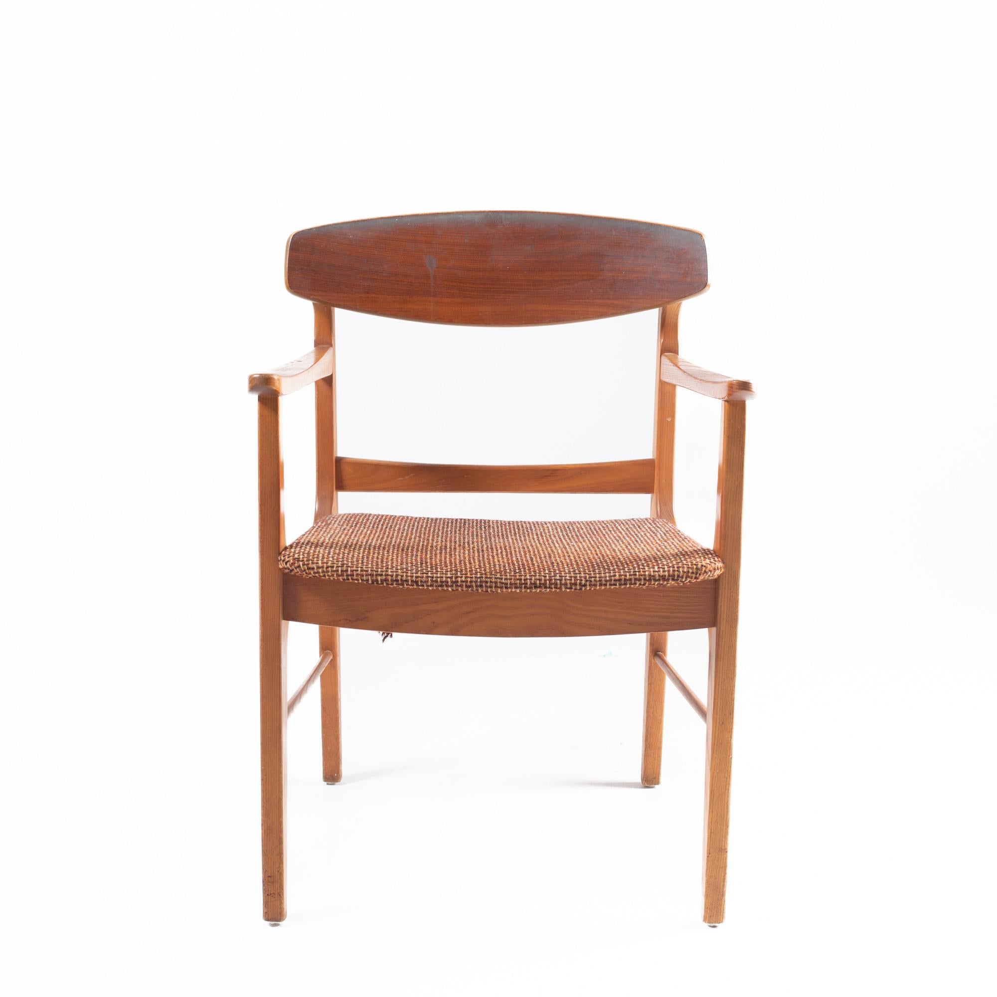 Mid Century Walnut Cats Eye Dining Chairs, Set of 4 In Good Condition For Sale In Countryside, IL