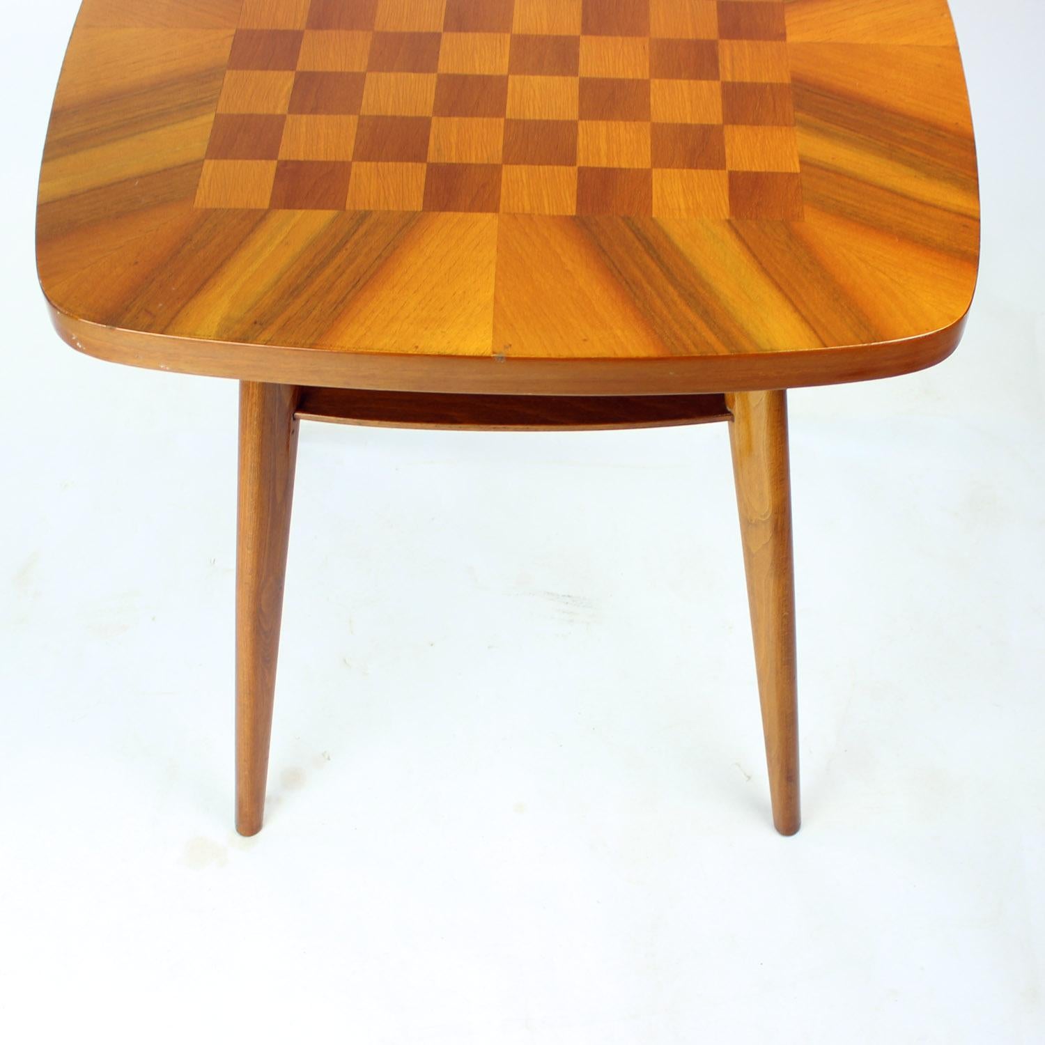 Mid Century Walnut Chess Coffee Table, Czechoslovakia, 1960s (Moderne der Mitte des Jahrhunderts) im Angebot