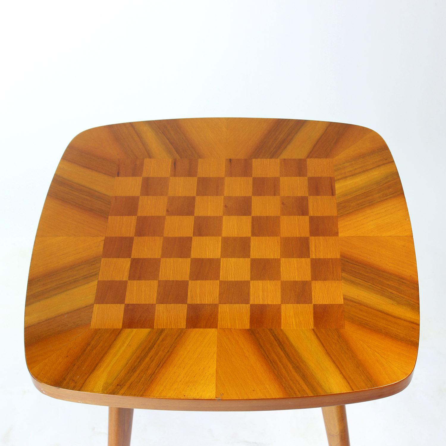 Mid Century Walnut Chess Coffee Table, Czechoslovakia, 1960s im Zustand „Hervorragend“ im Angebot in Zohor, SK
