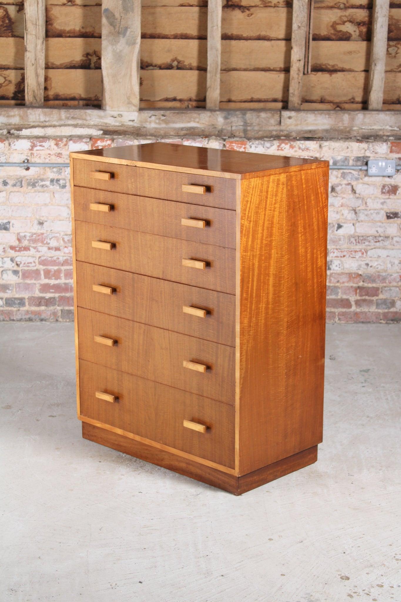 Mid-Century Walnut Chest of 6 Drawers by Alfred COX, England, Circa 1960s In Good Condition In Surrey, GB