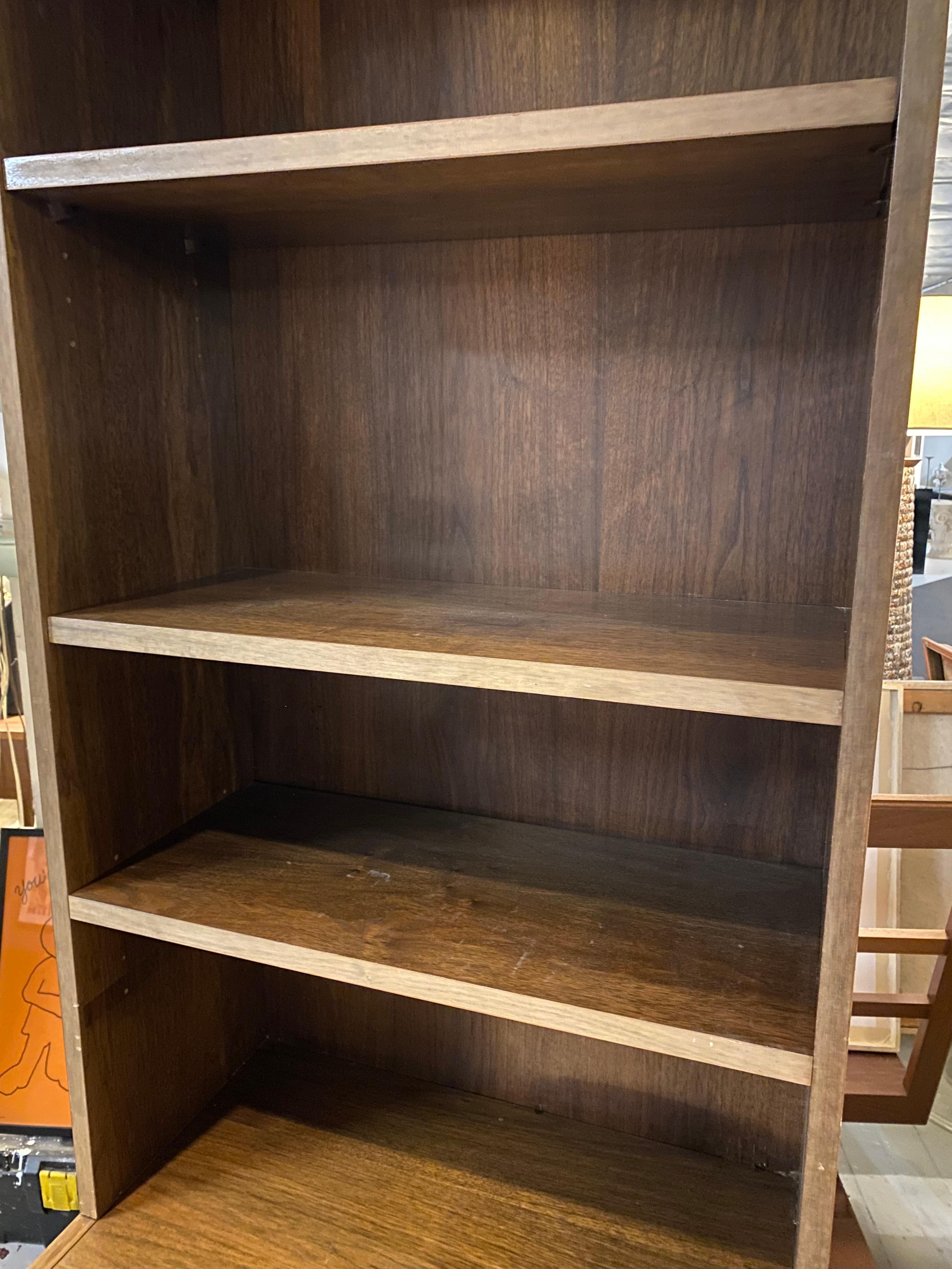 Mid-Century moderno Cassettiera e scaffali in noce di metà secolo in vendita