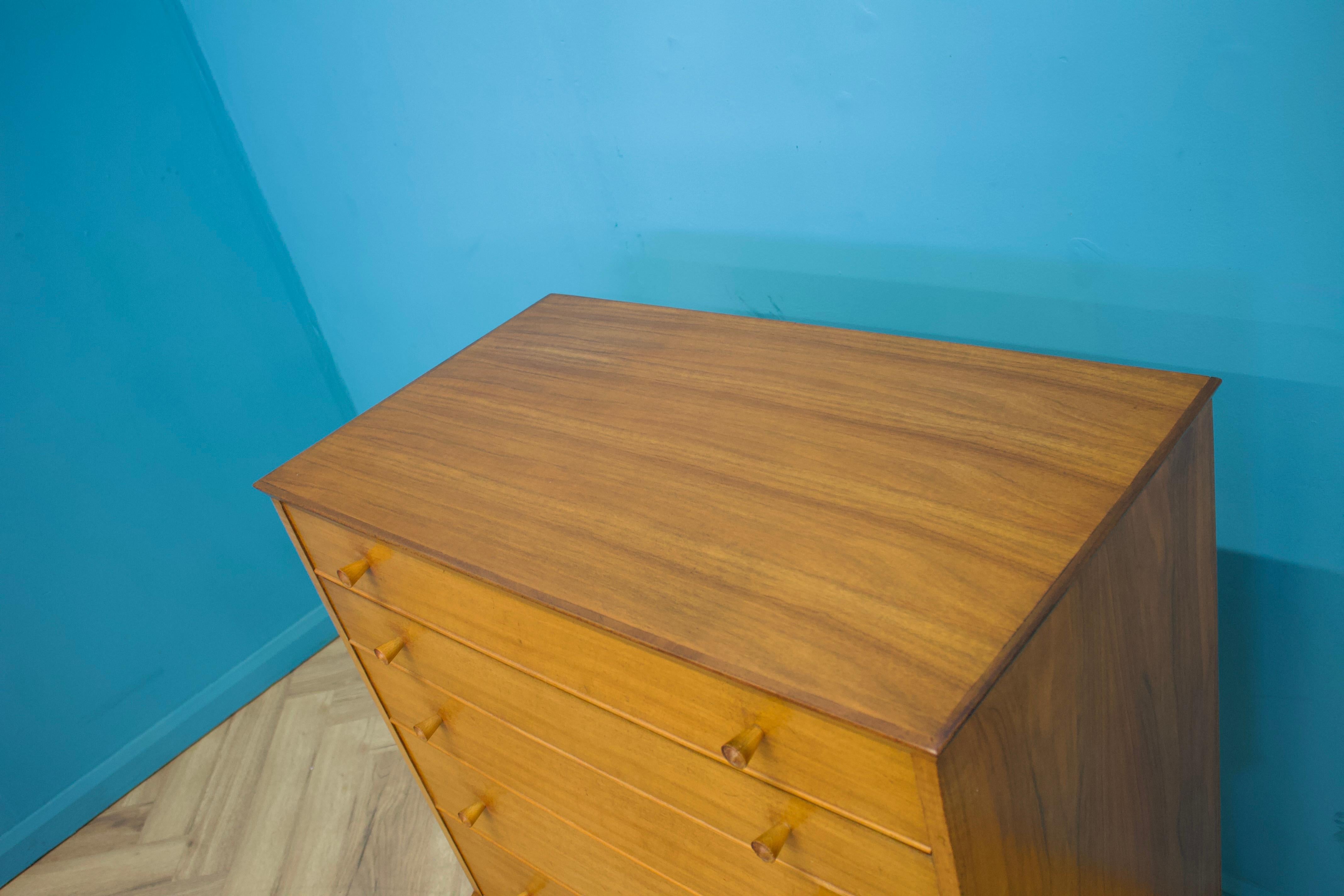 Mid-Century Walnut Chest of Drawers by Alfred COX for Heals, 1950s In Good Condition For Sale In South Shields, GB