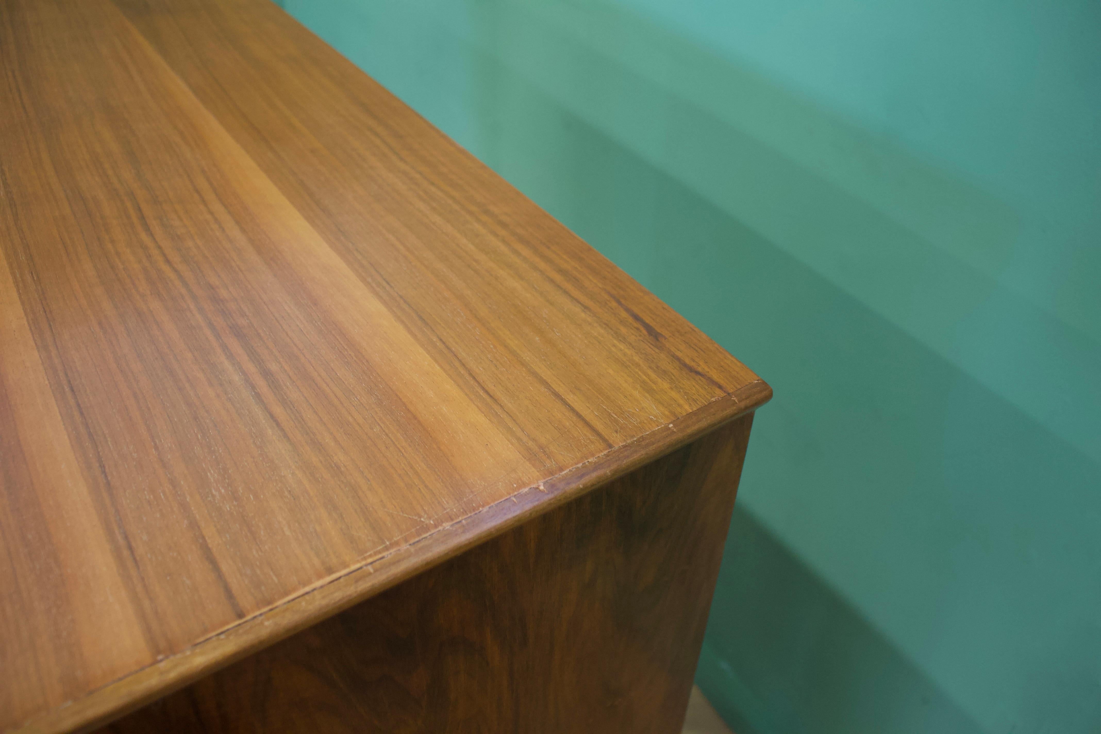Mid-Century Walnut Chest of Drawers by Alfred COX for Heals, 1960s In Good Condition In South Shields, GB