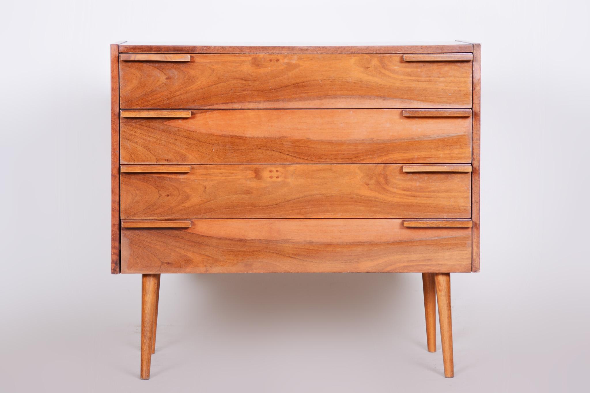 Mid century chest of drawers, commode.
Original condition, not restored
Country of origin is Czechia, 1960s.
Material: Walnut.

