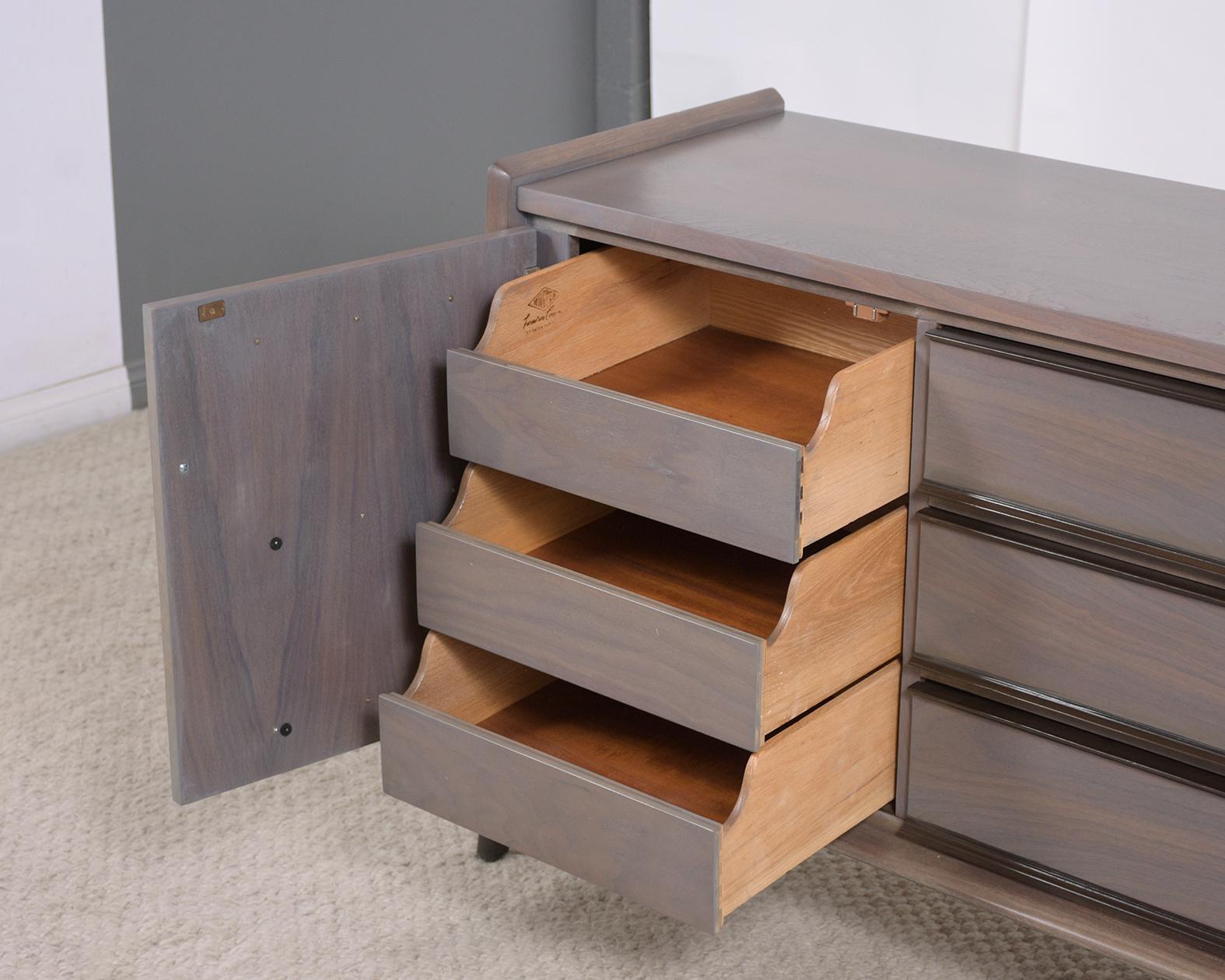 1960s Vintage Walnut Credenza: Mid-Century Elegance Meets Functionality In Good Condition In Los Angeles, CA