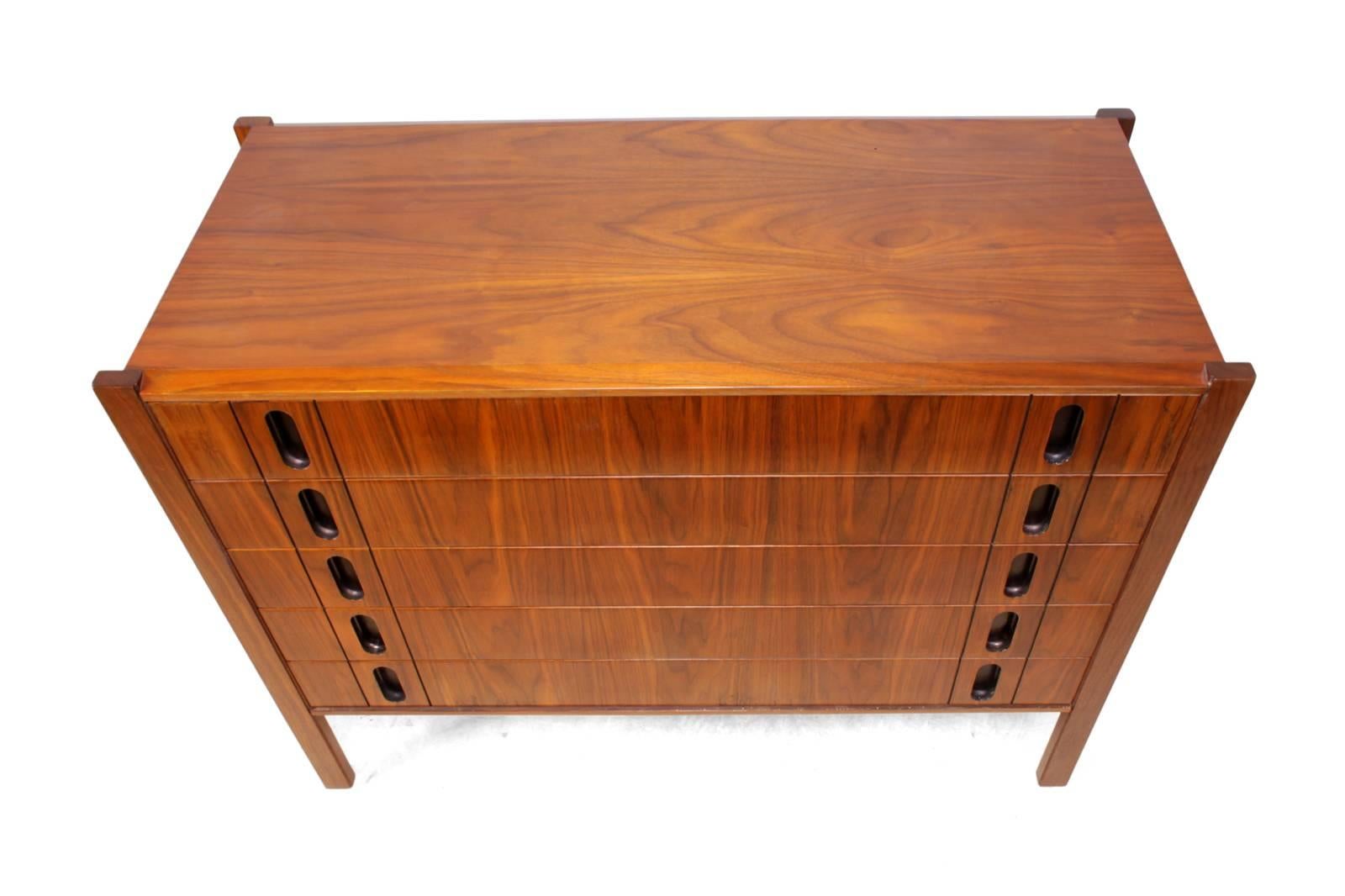 Midcentury walnut chest of drawers
A good quality five long drawer chest with inset handles and external legs this chest is in very good condition and has been professionally hand polished.

Age: 1960

Style: Mid-Century Modern

Material: