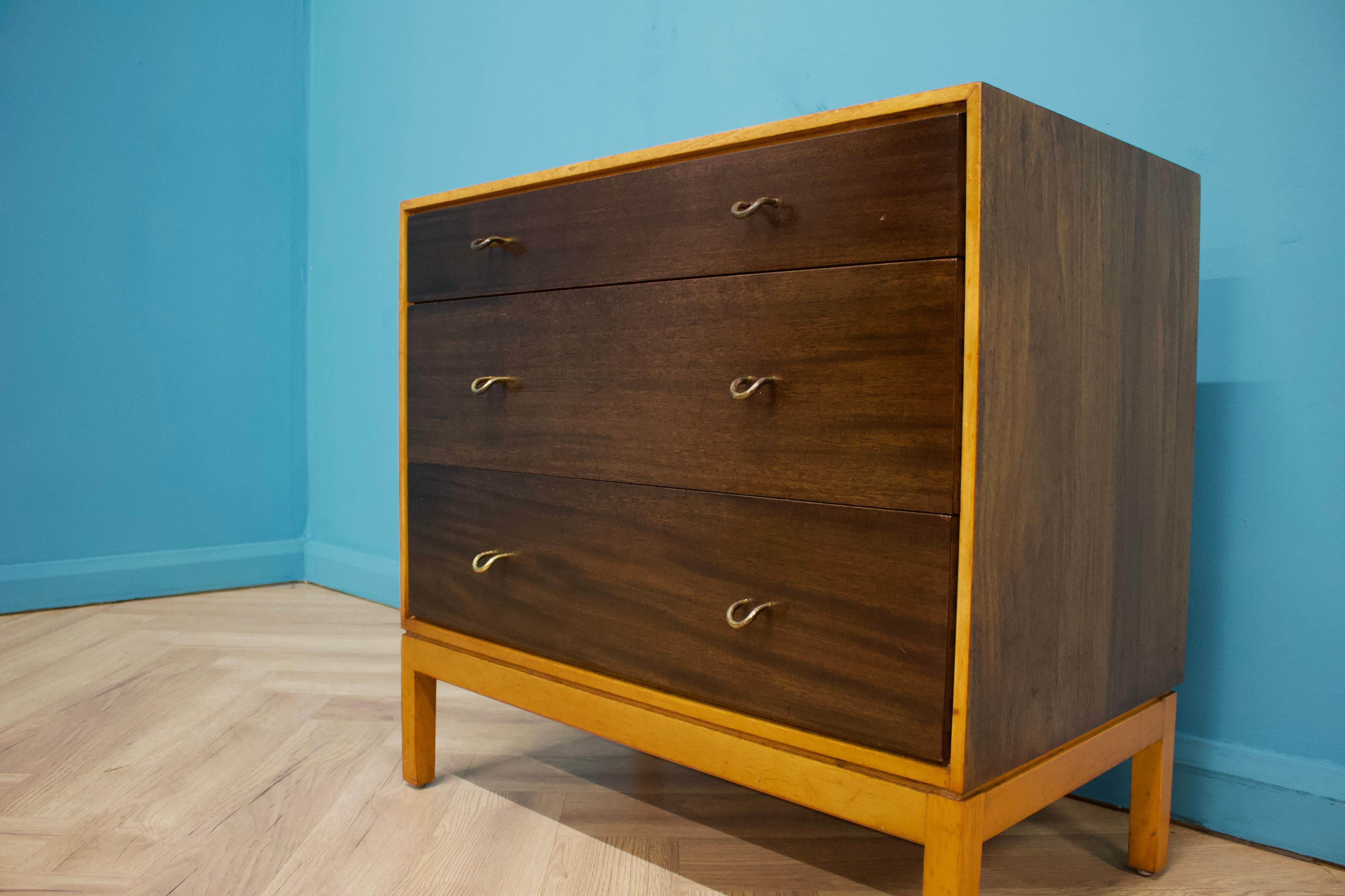 Mid Century Walnut Chest of Drawers from Stag John & Sylvia Reid, 1960s In Good Condition For Sale In South Shields, GB