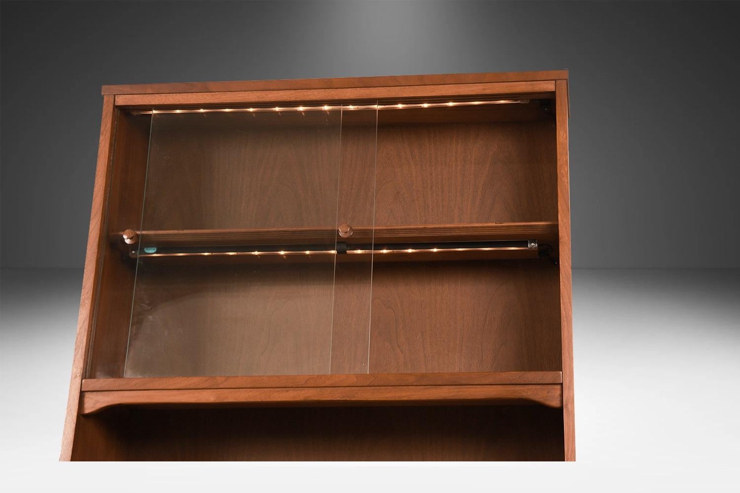 Mid-Century Nussbaum Geschirrschrank Buffet Hutch im Angebot 4