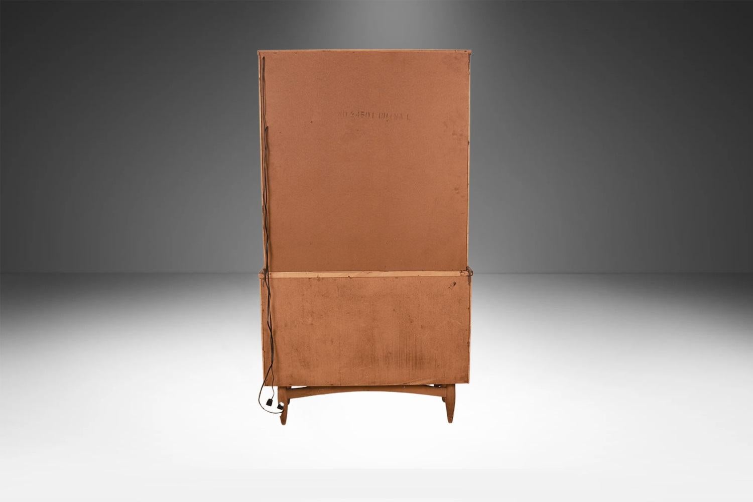 Mid-Century Nussbaum Geschirrschrank Buffet Hutch im Angebot 5
