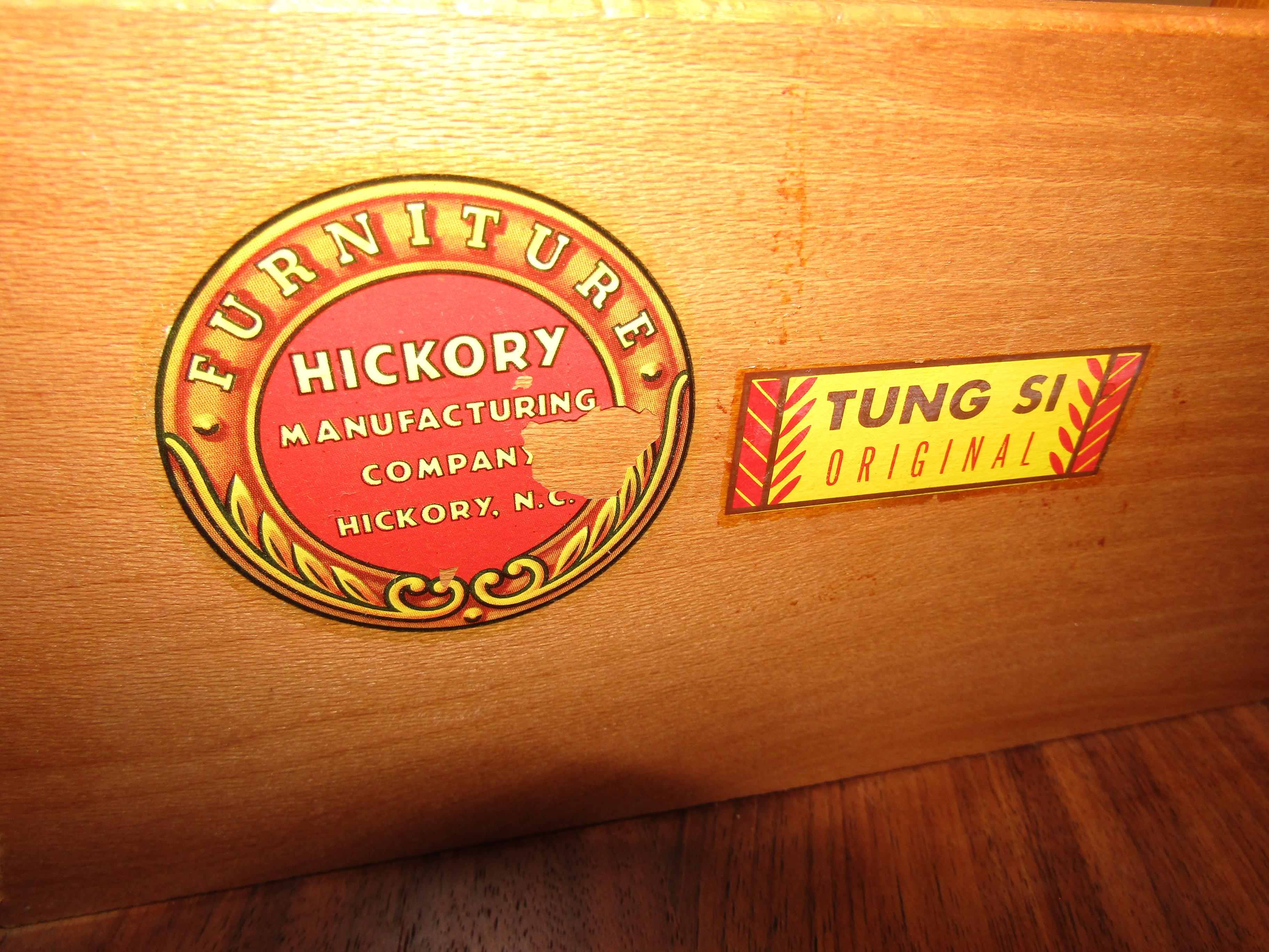 Fine XX secolo Armadietto portavivande in noce del Medioevo di Hickory Manufacturing in vendita