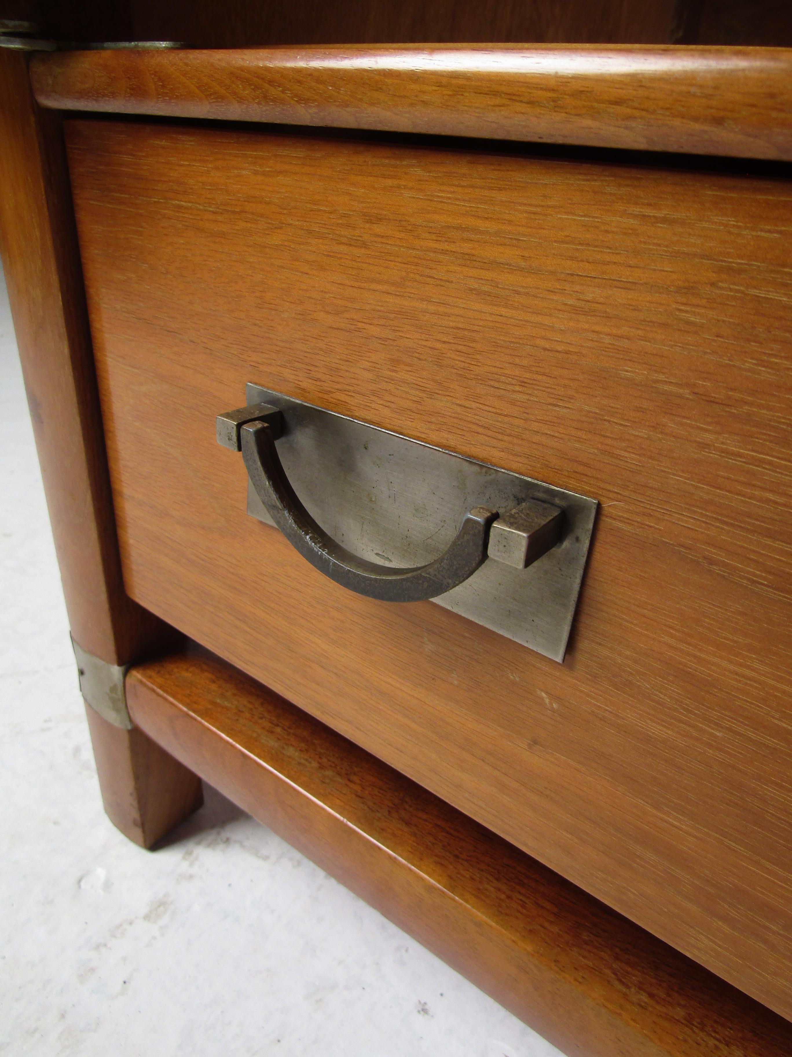 Midcentury Walnut China Cabinet by Hickory Manufacturing In Good Condition For Sale In Brooklyn, NY