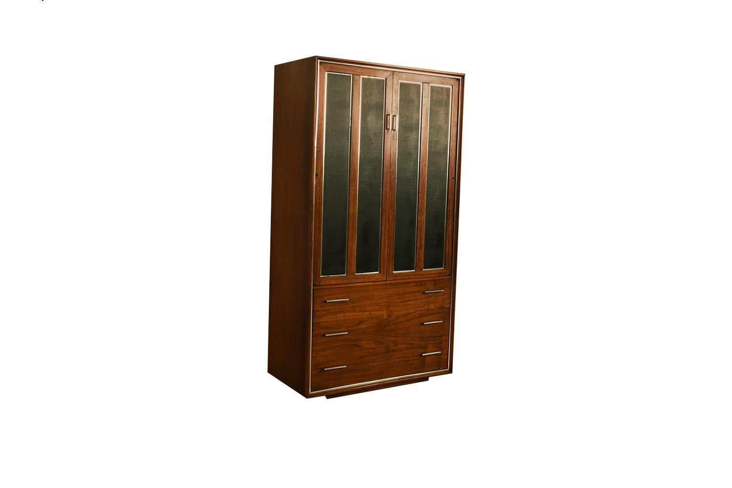 Mid-Century Modern Mid-Century Walnut Chrome Lane HighBoy Wardrobe Chest of Drawers (Armoire haute à tiroirs) en vente