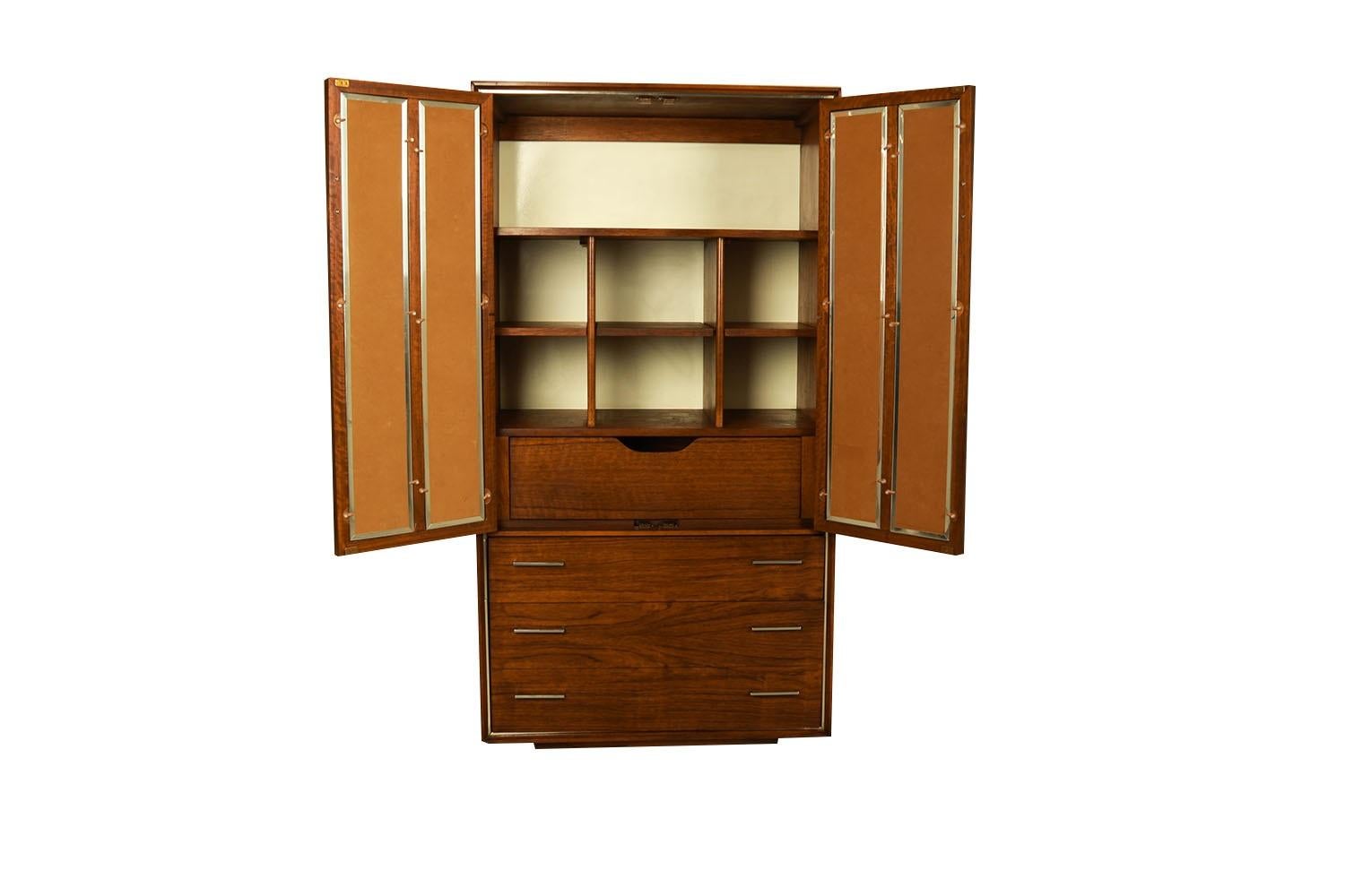 Fin du 20e siècle Mid-Century Walnut Chrome Lane HighBoy Wardrobe Chest of Drawers (Armoire haute à tiroirs) en vente