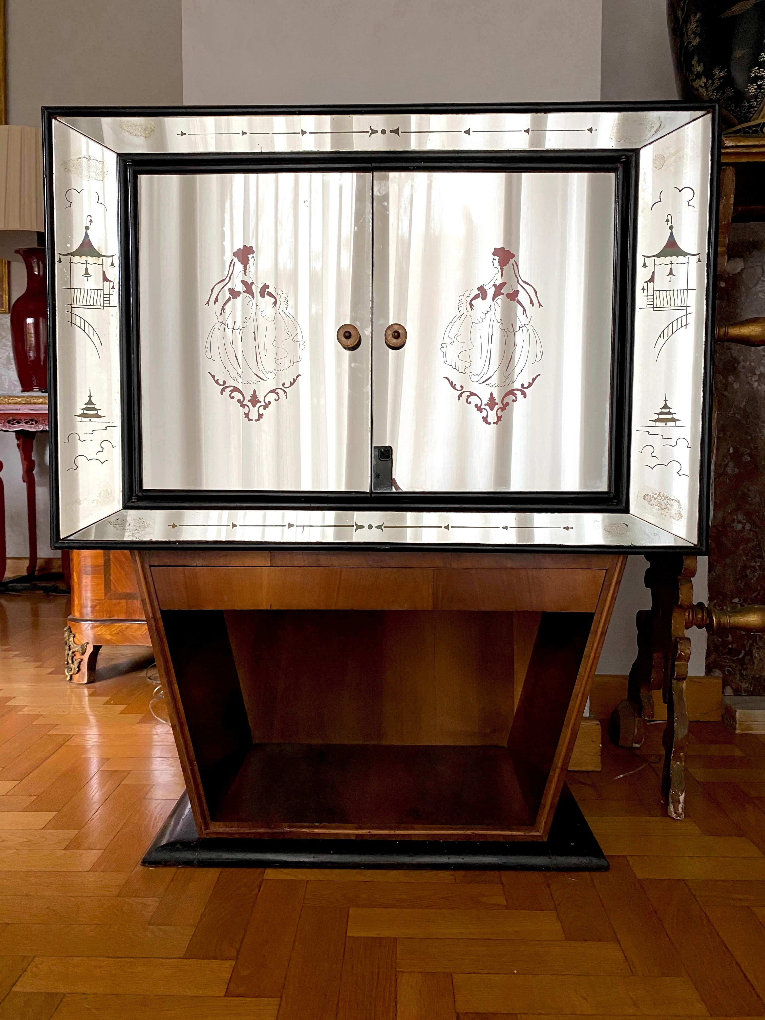 Mid-Century Modern Mid-Century Walnut Cocktail Dry Bar Cabinet, Italy, 1940s