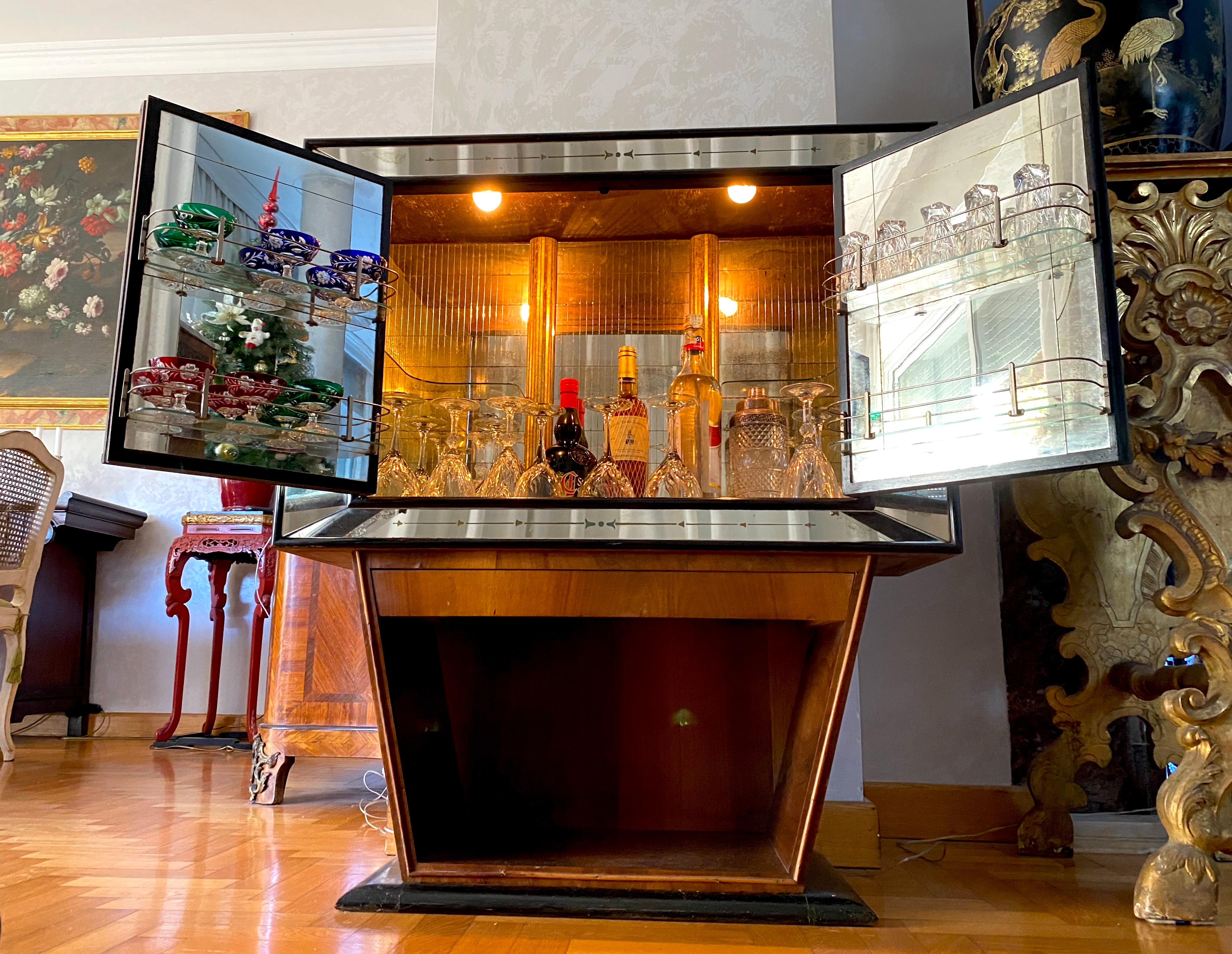 Mid-20th Century Mid-Century Walnut Cocktail Dry Bar Cabinet, Italy, 1940s