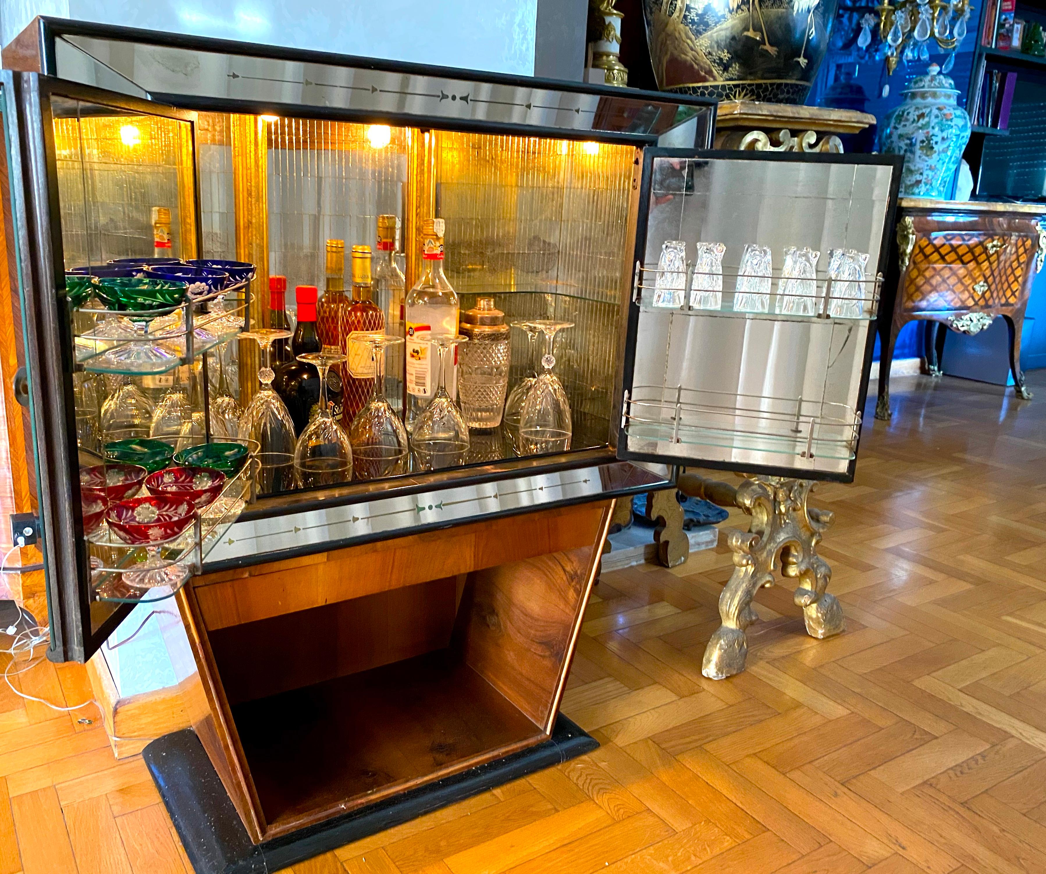 Mid-Century Walnut Cocktail Dry Bar Cabinet, Italy, 1940s 2