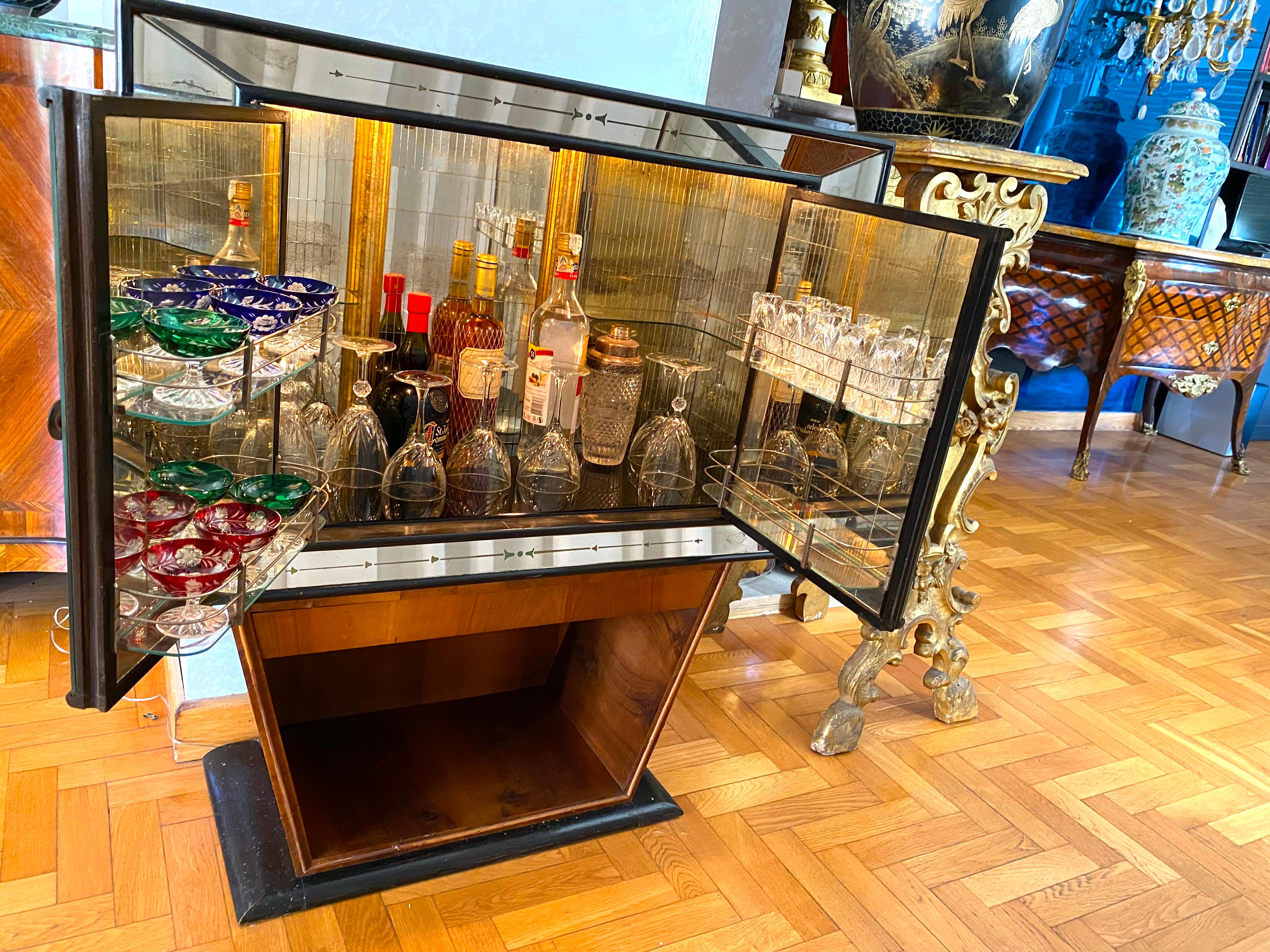 Mid-Century Walnut Cocktail Dry Bar Cabinet, Italy, 1940s 3