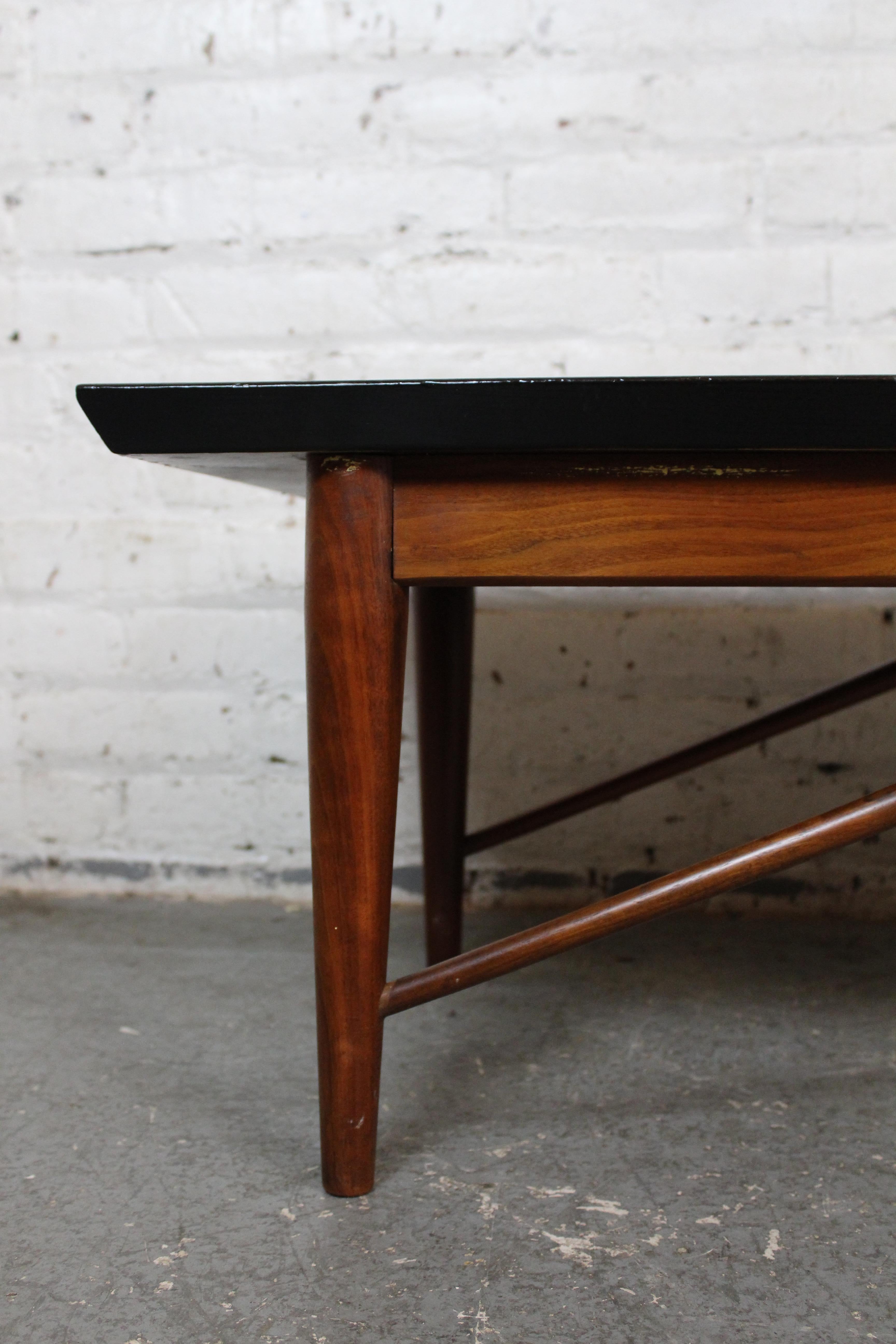 Table basse du milieu du siècle dernier par Heritage Henredon en vente 1