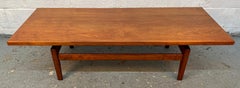 Mesa de centro de nogal de mediados de siglo, diseñada por Jens Risom