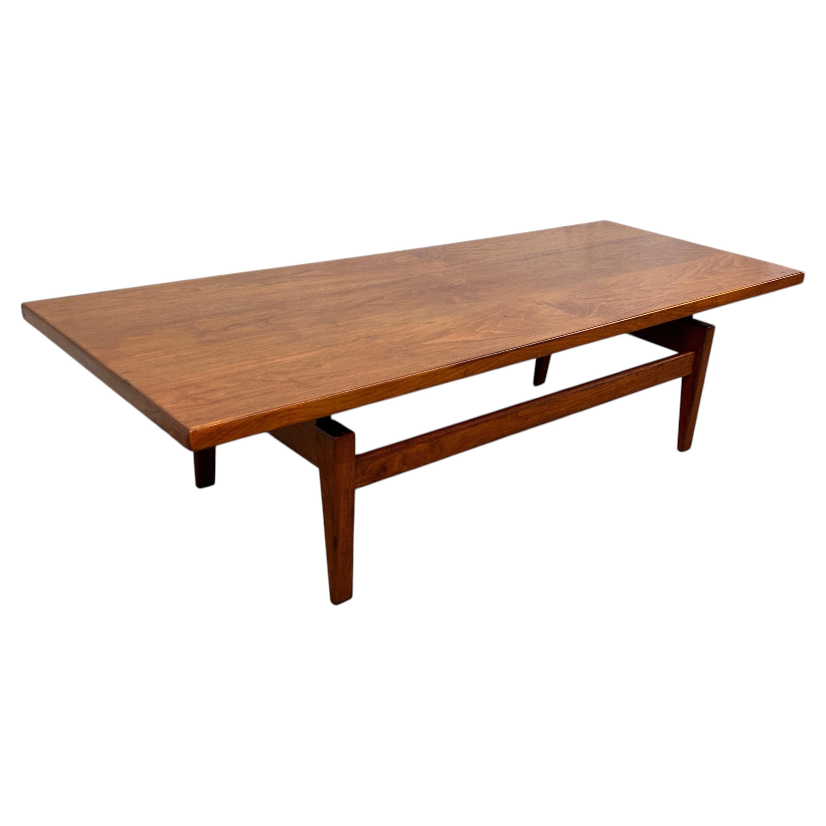 Table basse en noyer du milieu du siècle, signée Jens Risom en vente