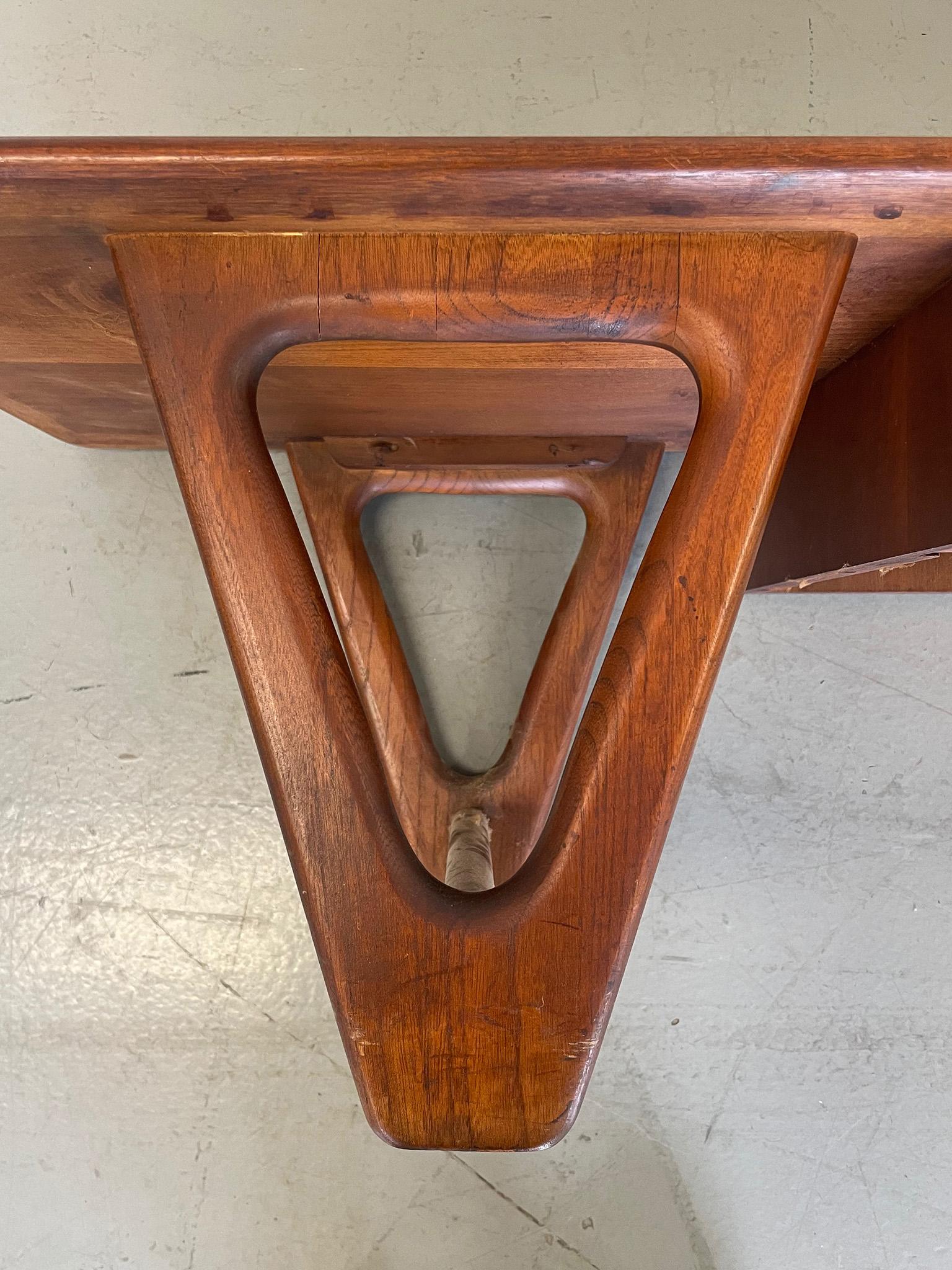 Midcentury Walnut Coffee Table by Warren Church for Lane Company In Good Condition For Sale In New York, NY
