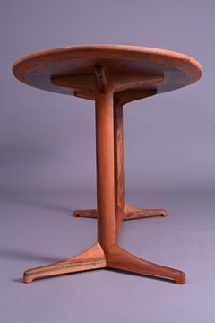 KERSTIN HORLIN-HOLMQUIST - Table basse ovale du milieu du siècle en noyer commun.