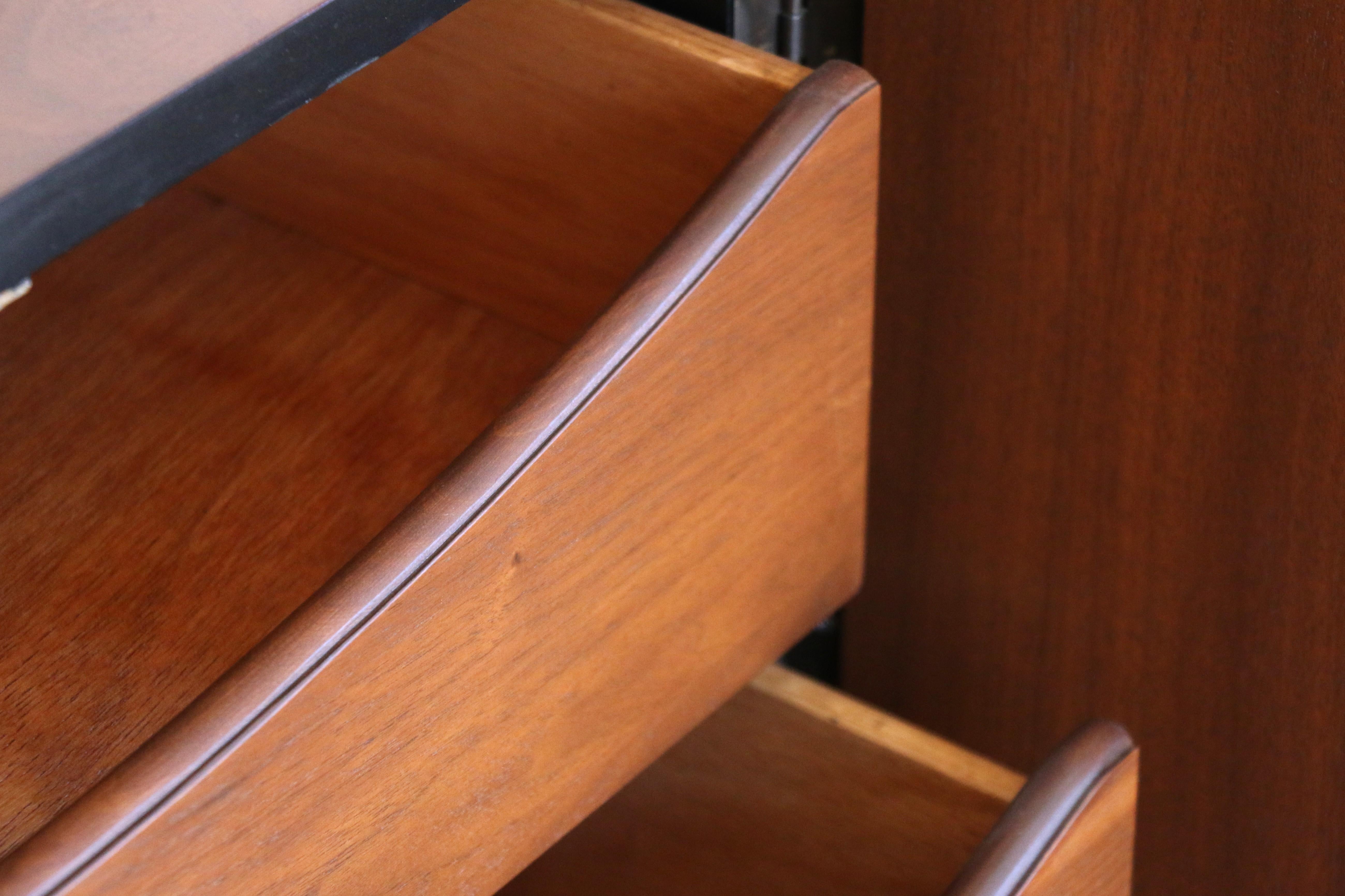 Mid-Century Walnut Credenza by American of Martinsville, 1960s For Sale 6